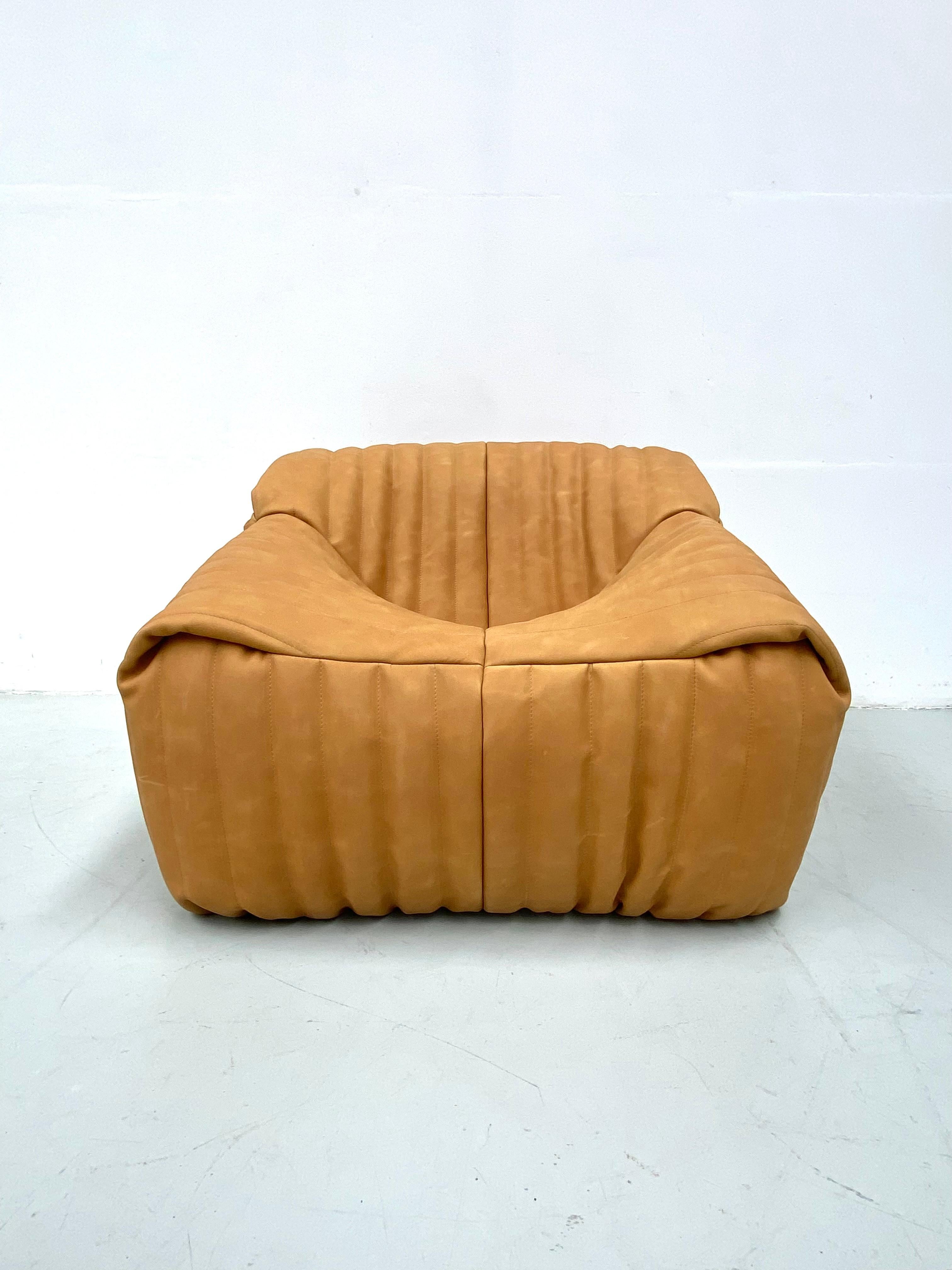 The Sandra chair designed by Annie Hiéronimus She is born  in Paris and studied at the Ecole des Métiers d'Arts et des Arts Appliqués. Graduated with the BTS (brevet de technicien supérieur). She hooked up with the Roset Bureau d'Etudes in 1976. The
