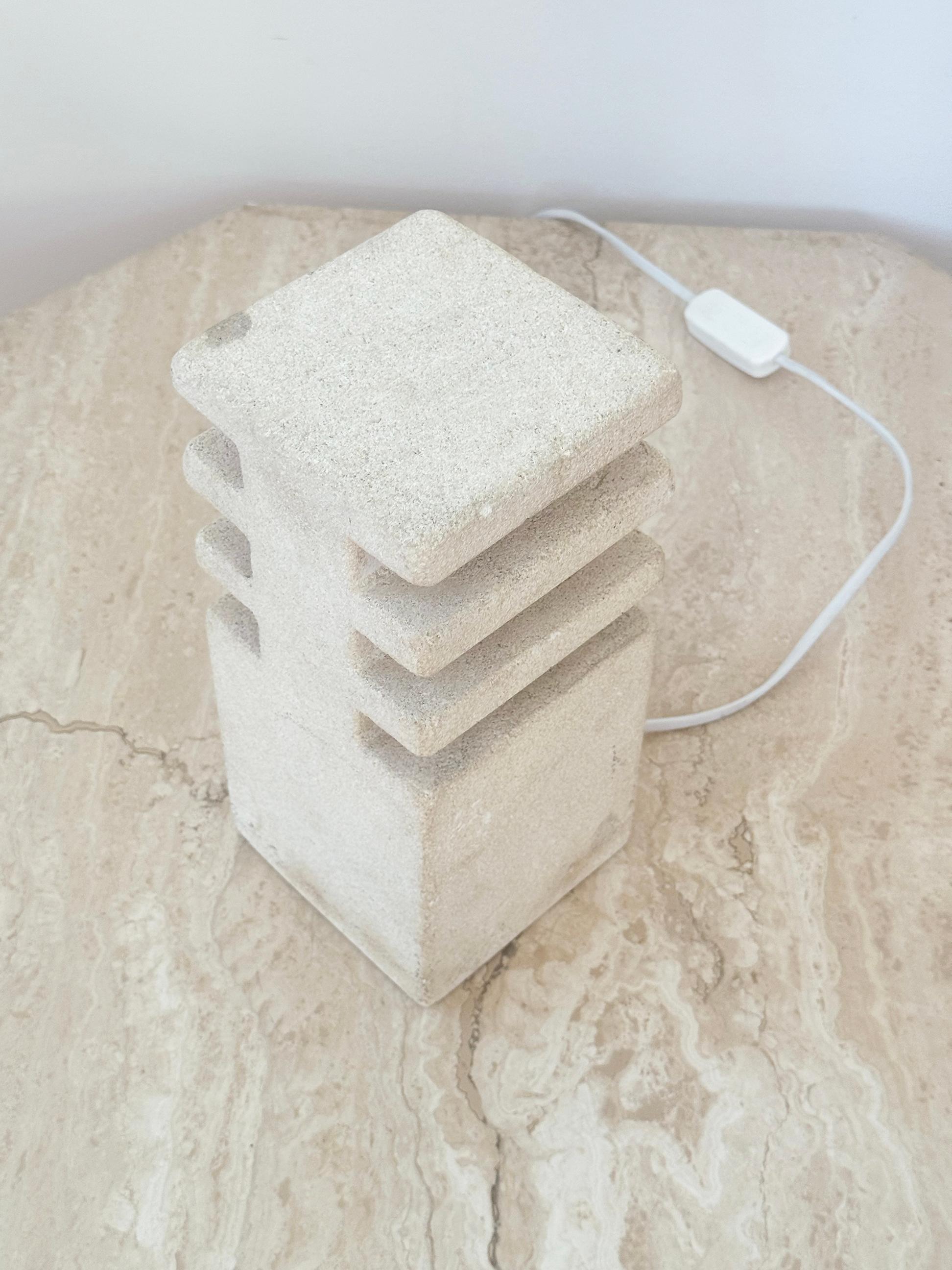 Lámpara de mesa francesa de arenisca tallada a mano FIRMADA Albert Tormos, Saint-Tropez, 1970 en venta 4
