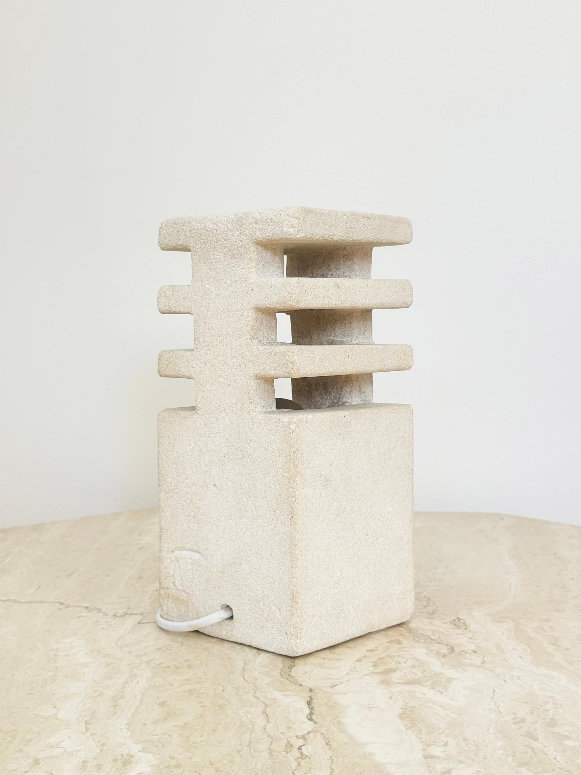 Lámpara de mesa francesa de arenisca tallada a mano FIRMADA Albert Tormos, Saint-Tropez, 1970 en venta 2