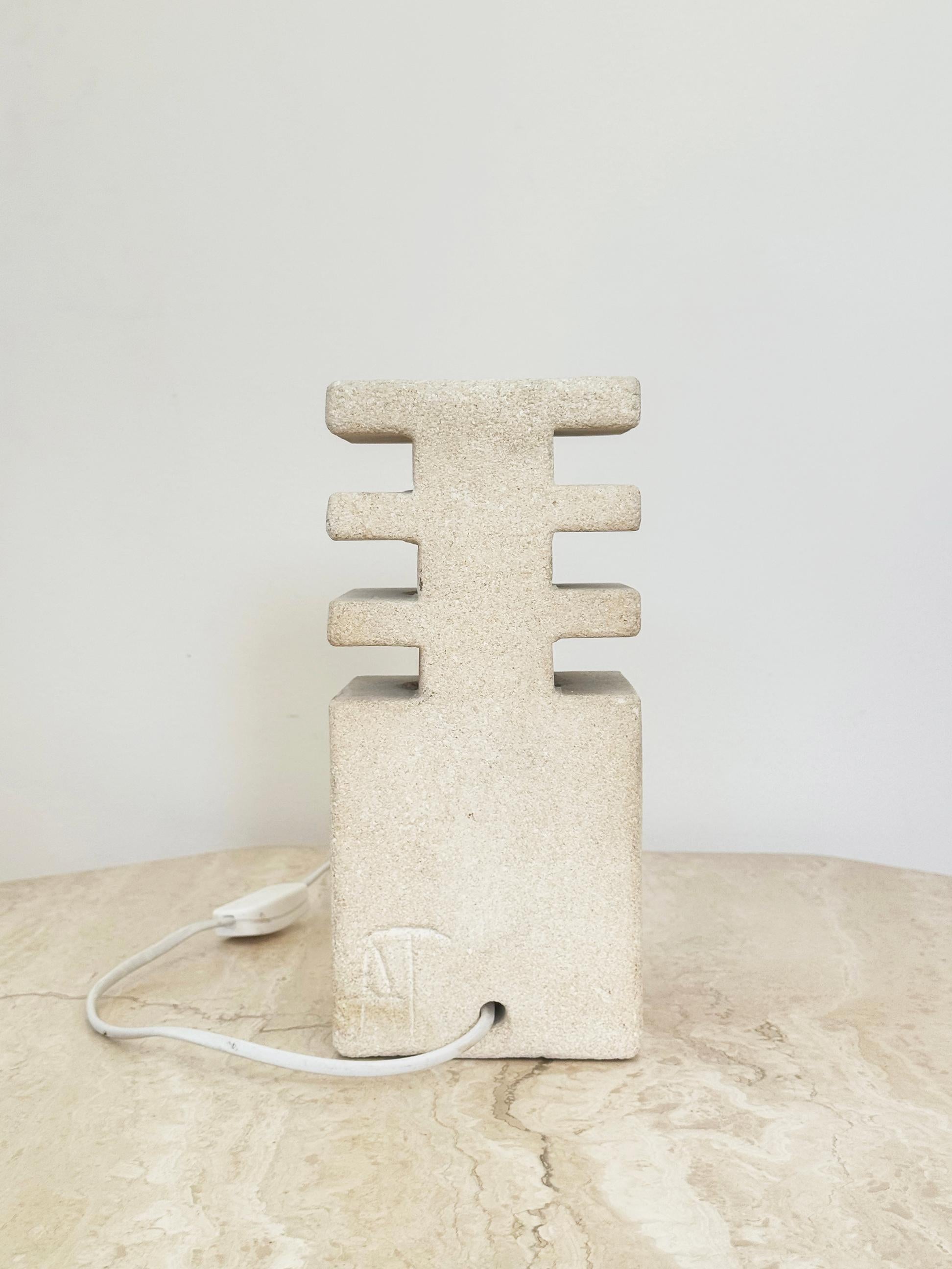 Lámpara de mesa francesa de arenisca tallada a mano FIRMADA Albert Tormos, Saint-Tropez, 1970 en venta 3