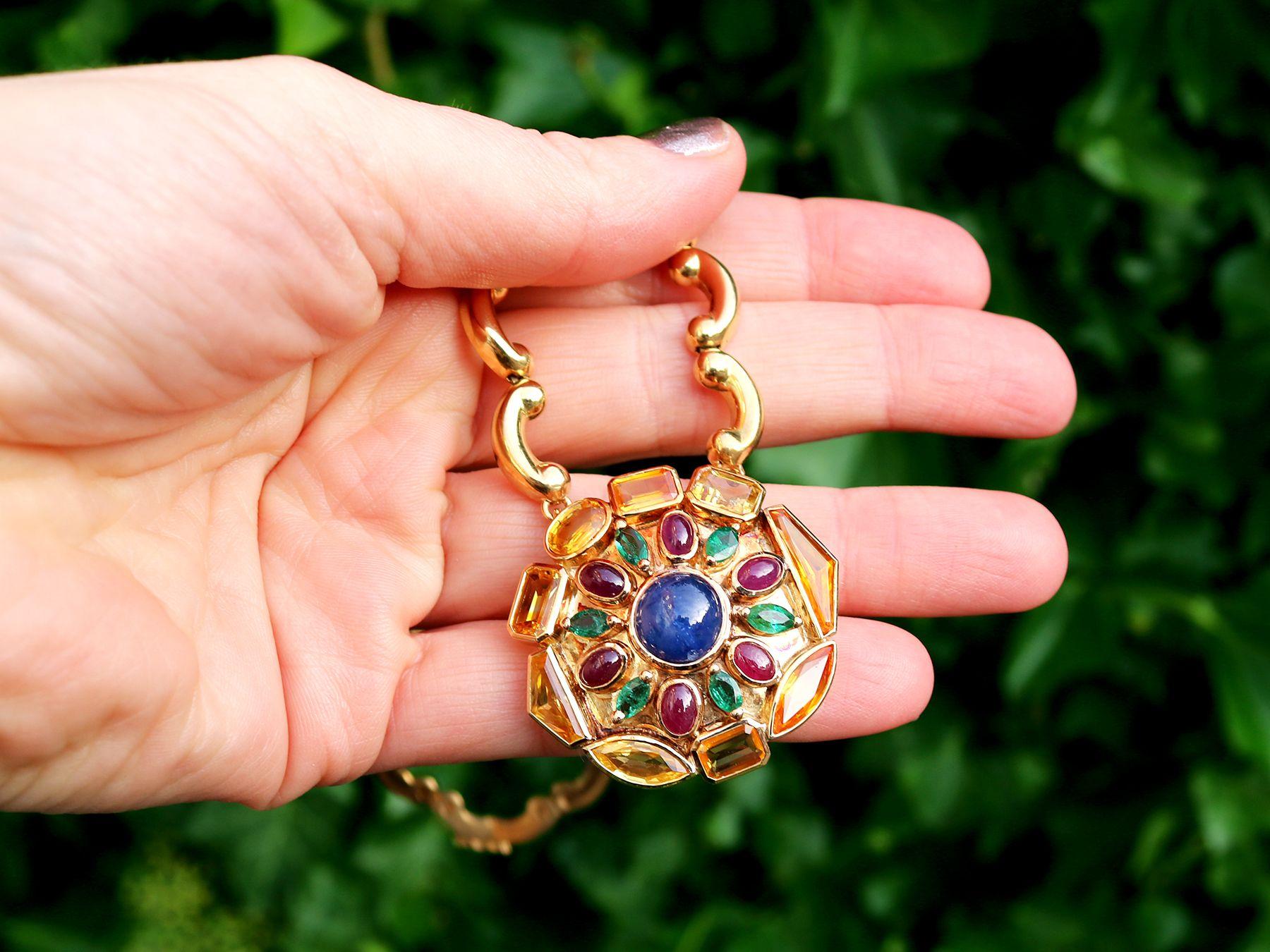 Un impresionante, fino e impresionante collar vintage de zafiro amarillo de 13,48 quilates, zafiro azul de 4,83 quilates, esmeralda de 1,68 quilates, rubí de 3,54 quilates y amarillo de 18 quilates; forma parte de nuestras colecciones de joyas