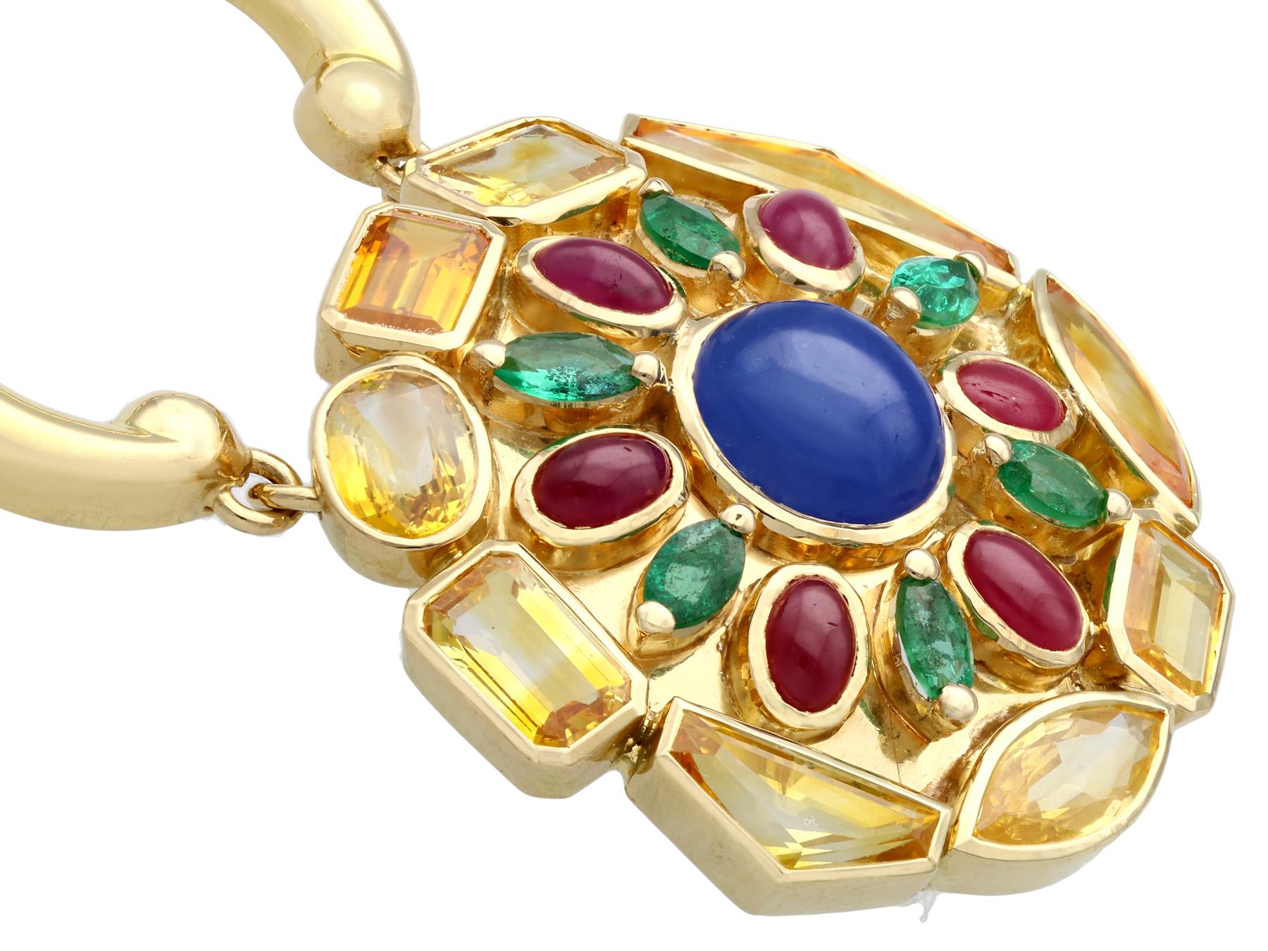 Halskette aus Gelbgold mit Saphiren und Smaragden, Rubinen und Edelsteinen (Cabochon) im Angebot