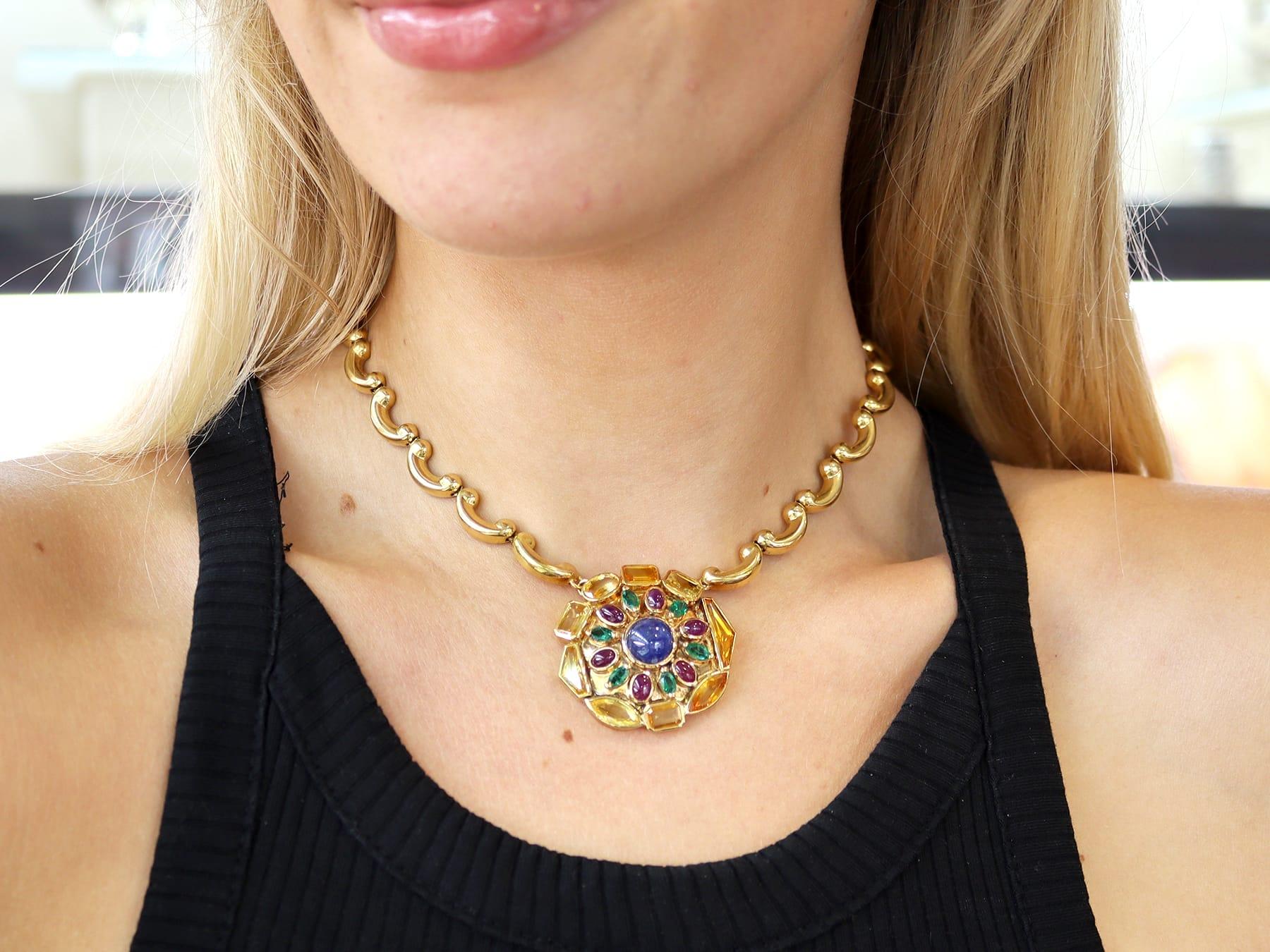 Collar de piedras preciosas de zafiro francés y esmeralda de rubí y oro amarillo Cabujón en venta