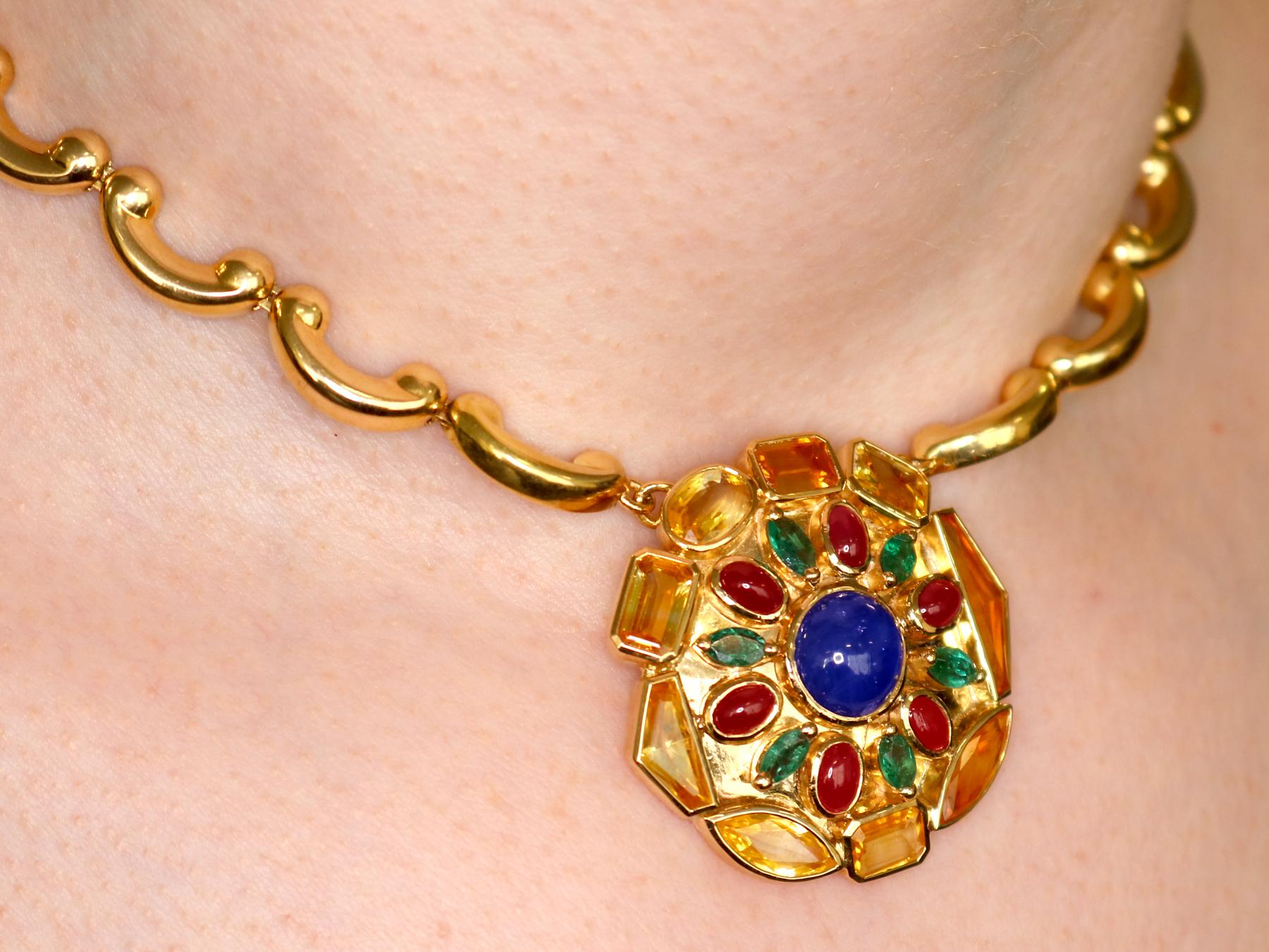 Halskette aus Gelbgold mit Saphiren und Smaragden, Rubinen und Edelsteinen im Angebot 3
