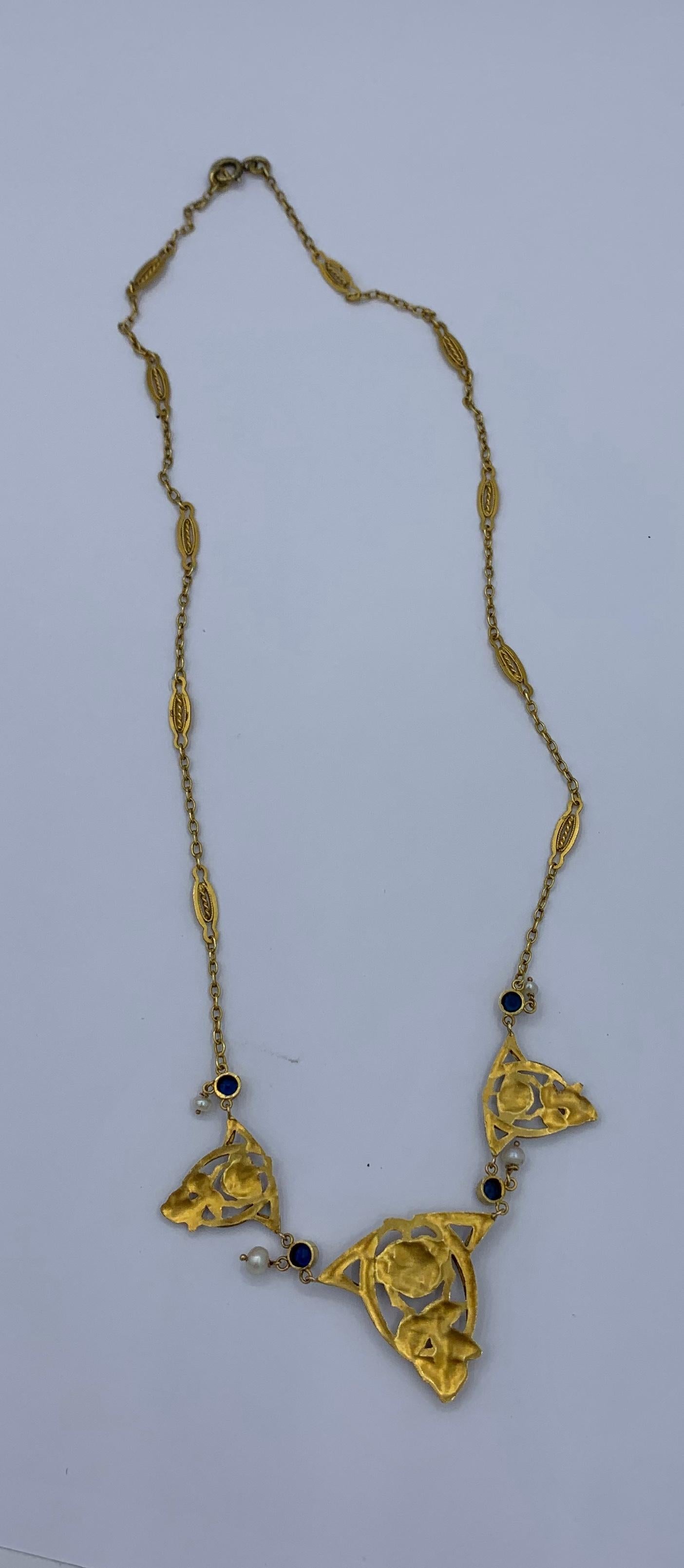 Collier français ancien Belle Epoque en or 18 carats, saphir, perle et guirlande de roses en vente 4