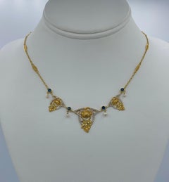 Collier français ancien Belle Epoque en or 18 carats, saphir, perle et guirlande de roses