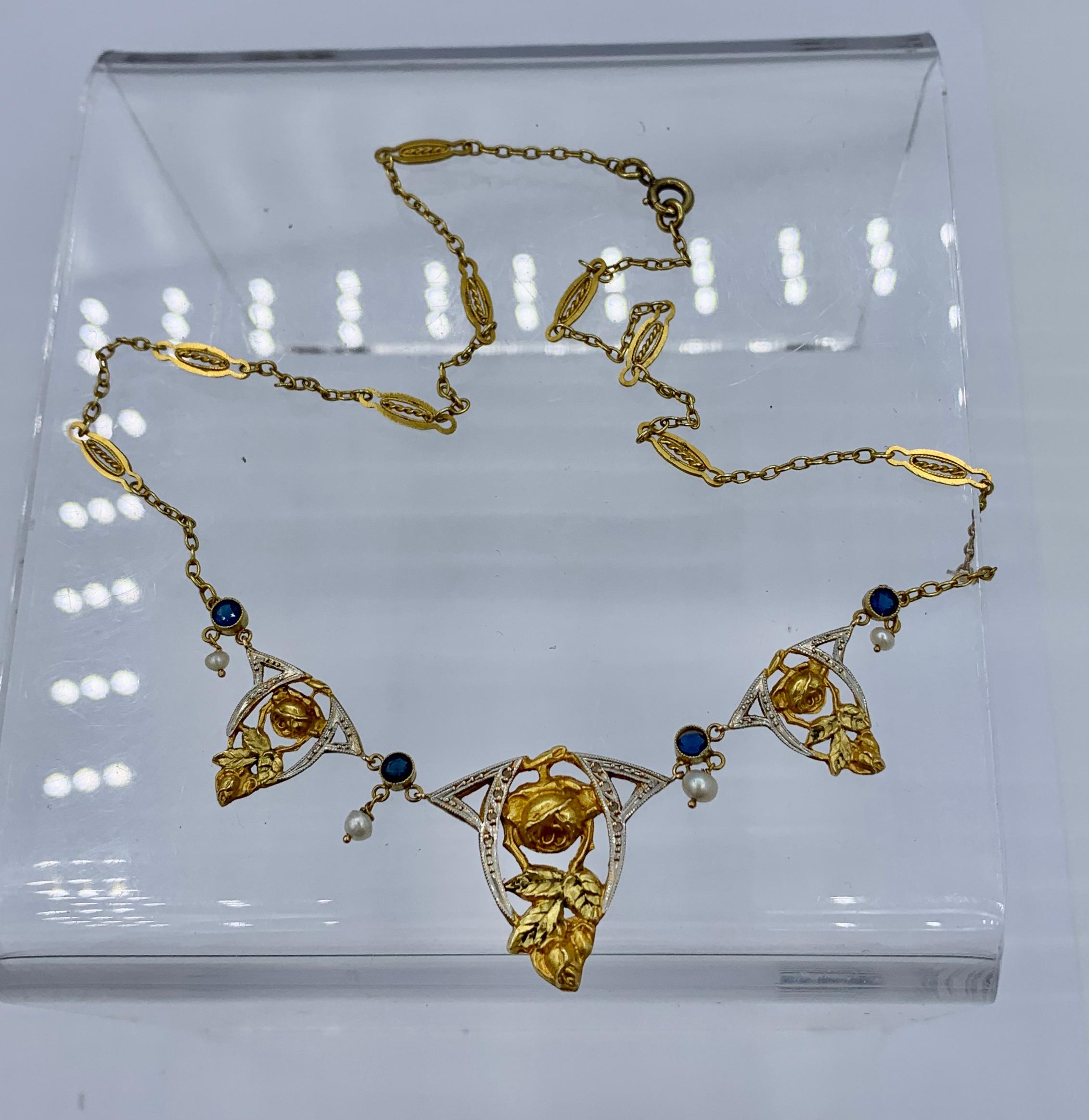 Taille ronde Collier français ancien Belle Epoque en or 18 carats, saphir, perle et guirlande de roses en vente