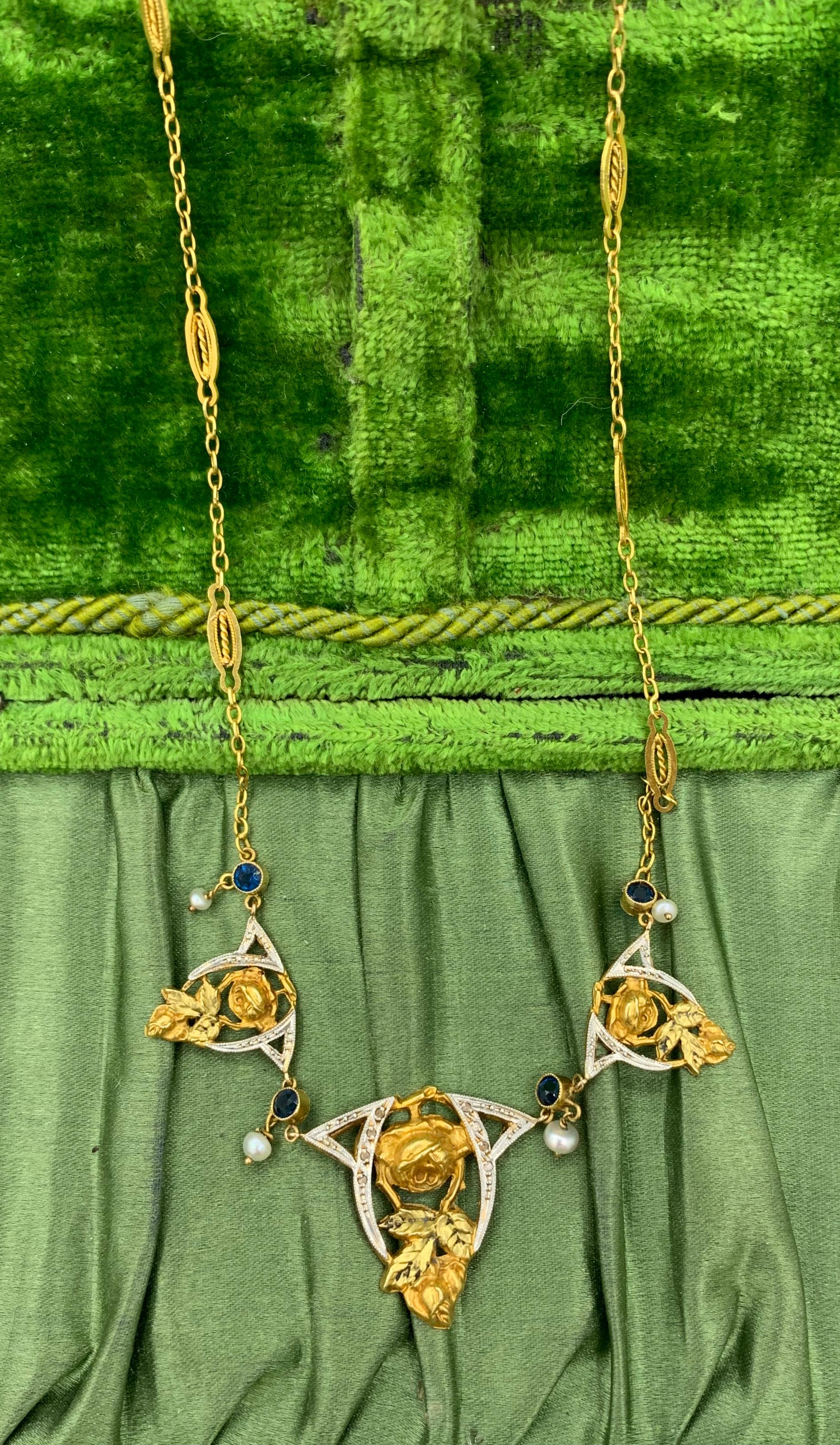 Collier français ancien Belle Epoque en or 18 carats, saphir, perle et guirlande de roses Excellent état - En vente à New York, NY