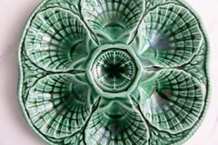 Piatto per ostriche in maiolica verde francese di Sarreguemines, circa 1930