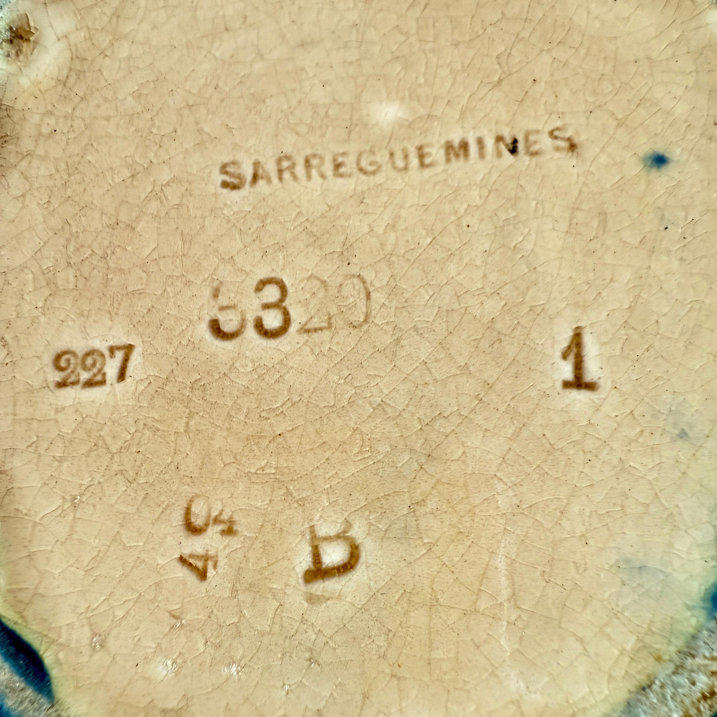 Pichet de grand caractère de Sarreguemines, L'Amiral, daté de 1904 en vente 8
