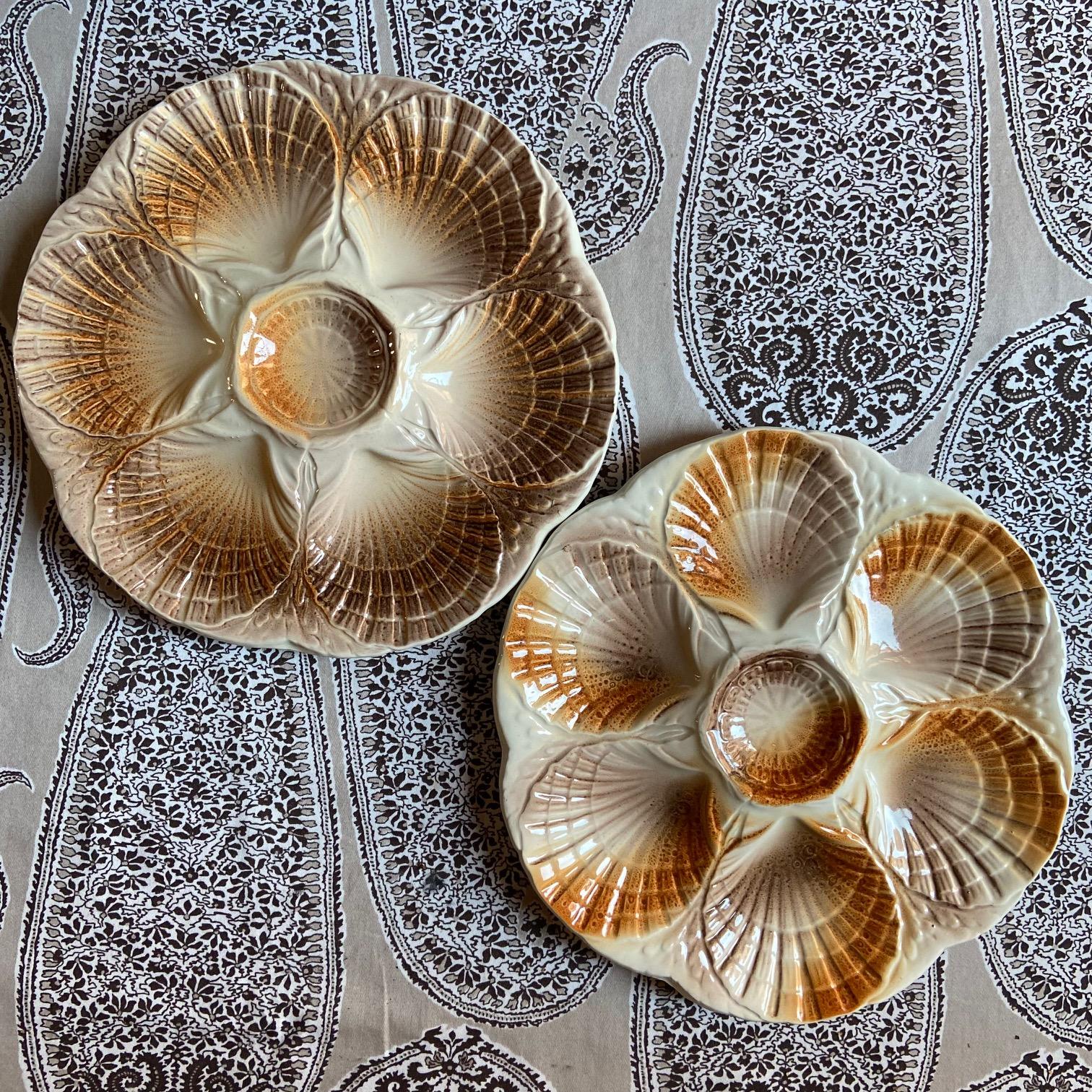 Superb Sarregumines oyster plates, with differant shades of orange, light brown, peach.
All plates have slightly different colors.

You usually find these Sarregumines oyster plates in dark brown or olive. This set is a true find.


