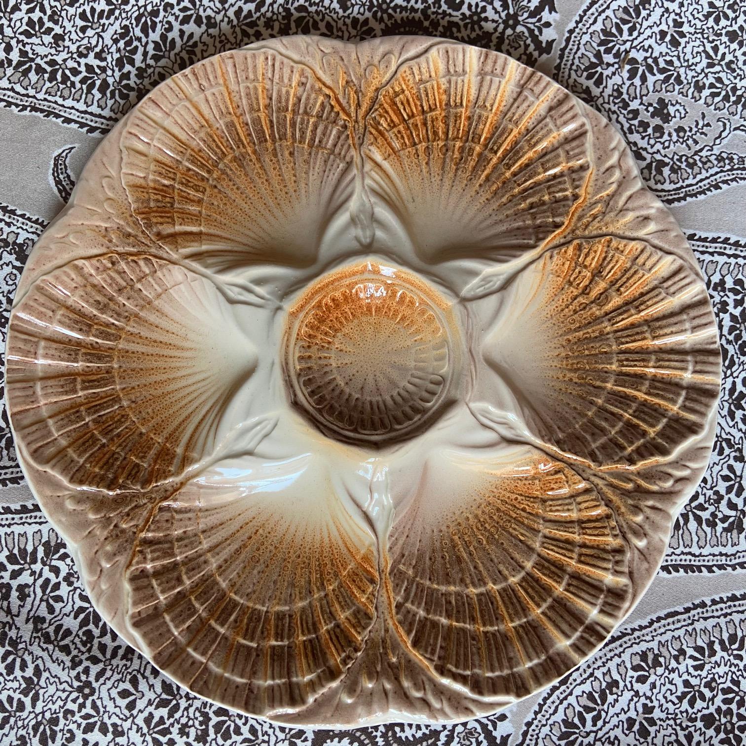Superb Sarreguemines oyster plates, with differant shades of orange, light brown, peach.
All plates have slightly different colors.

You usually find these Sarregumines oyster plates in dark brown or olive. This set is a true find.

One of the