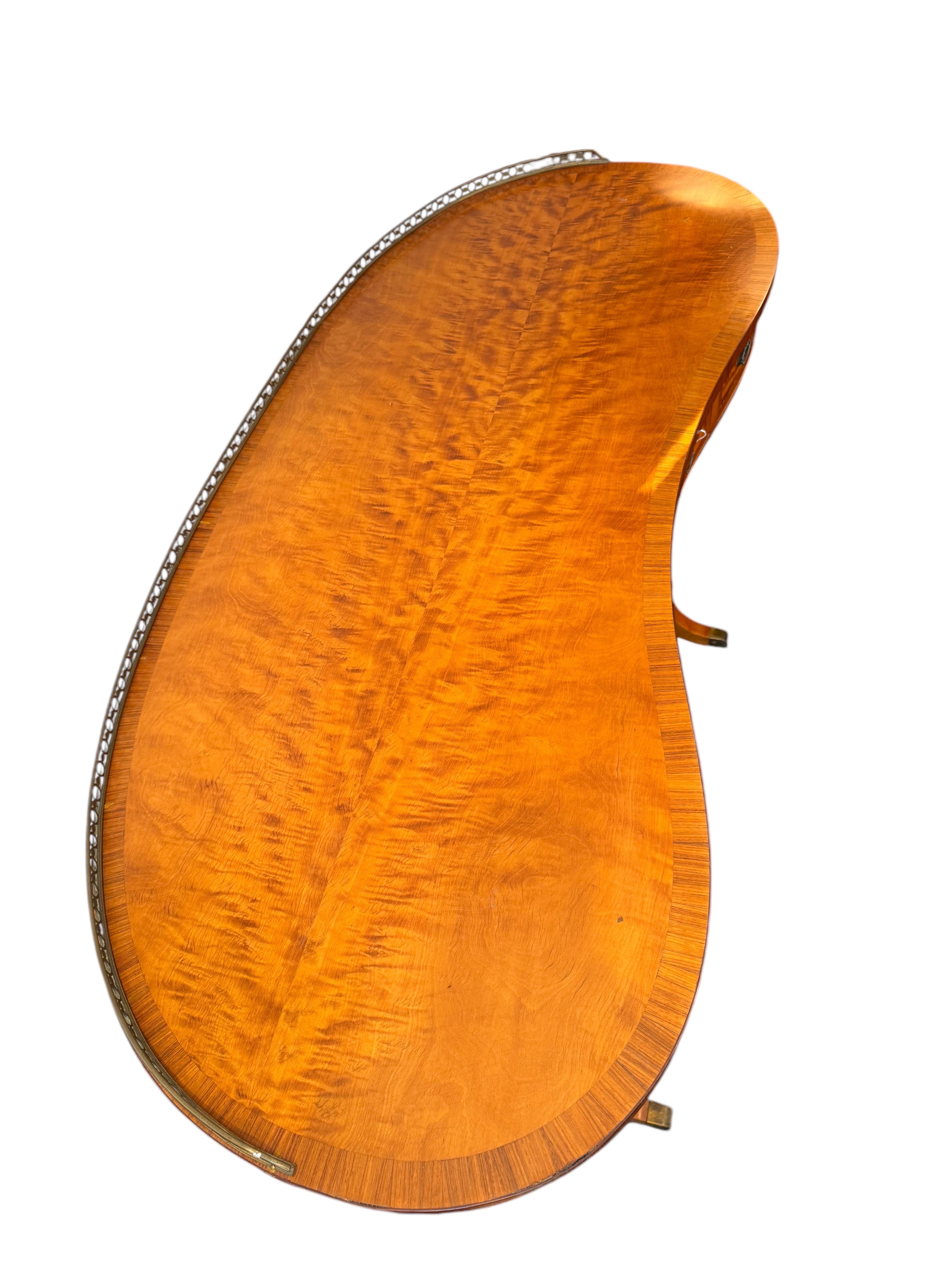 Französischer Satinholz-Schreibtisch / Schreibtisch
  Prächtiger französischer handgefertigter Schreibtisch von herausragender Qualität und Design aus der Louis Philippe. 1830 bis 1848. Seine elegant geschwungene Platte ist von einer Messinggalerie