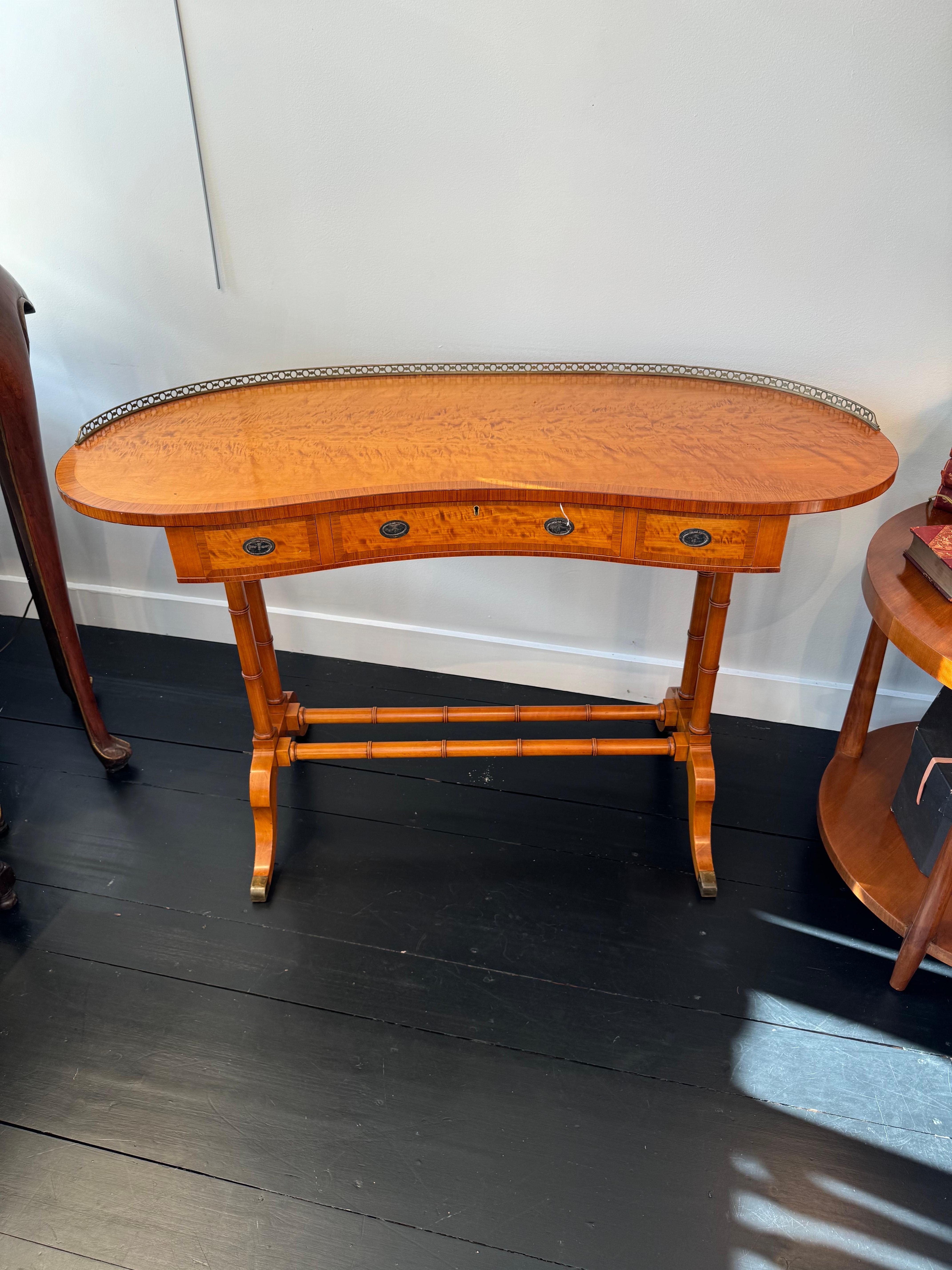 Französischer Satinholz-Schreibtisch / Schreibtisch im Zustand „Gut“ im Angebot in Huntington, NY
