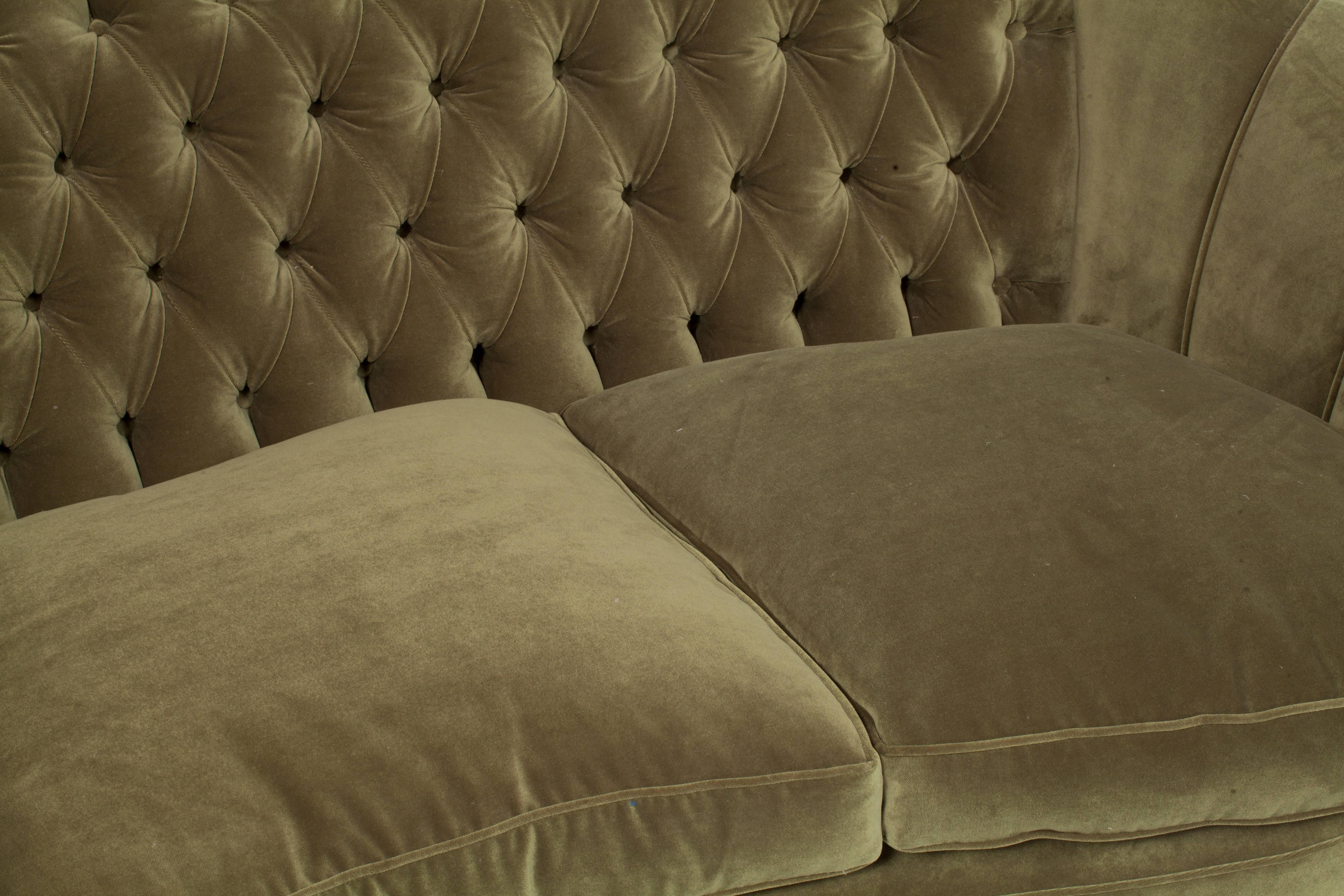 French Scalloped and Tufted Curved Sofa Newly Upholstered in Green Velvet In Excellent Condition In Los Angeles, CA