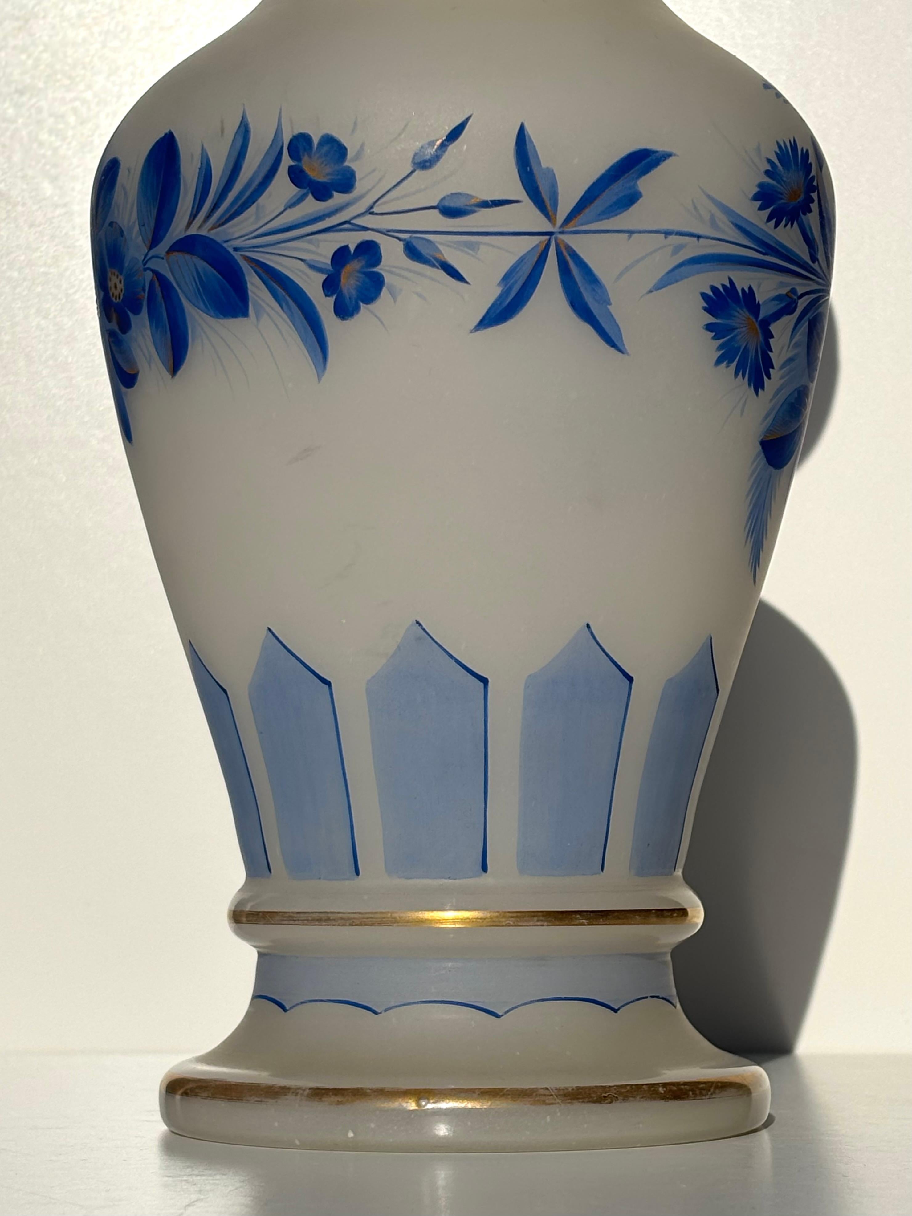 Vases en verre festonné à fleurs bleues, vers 1940 en vente 2