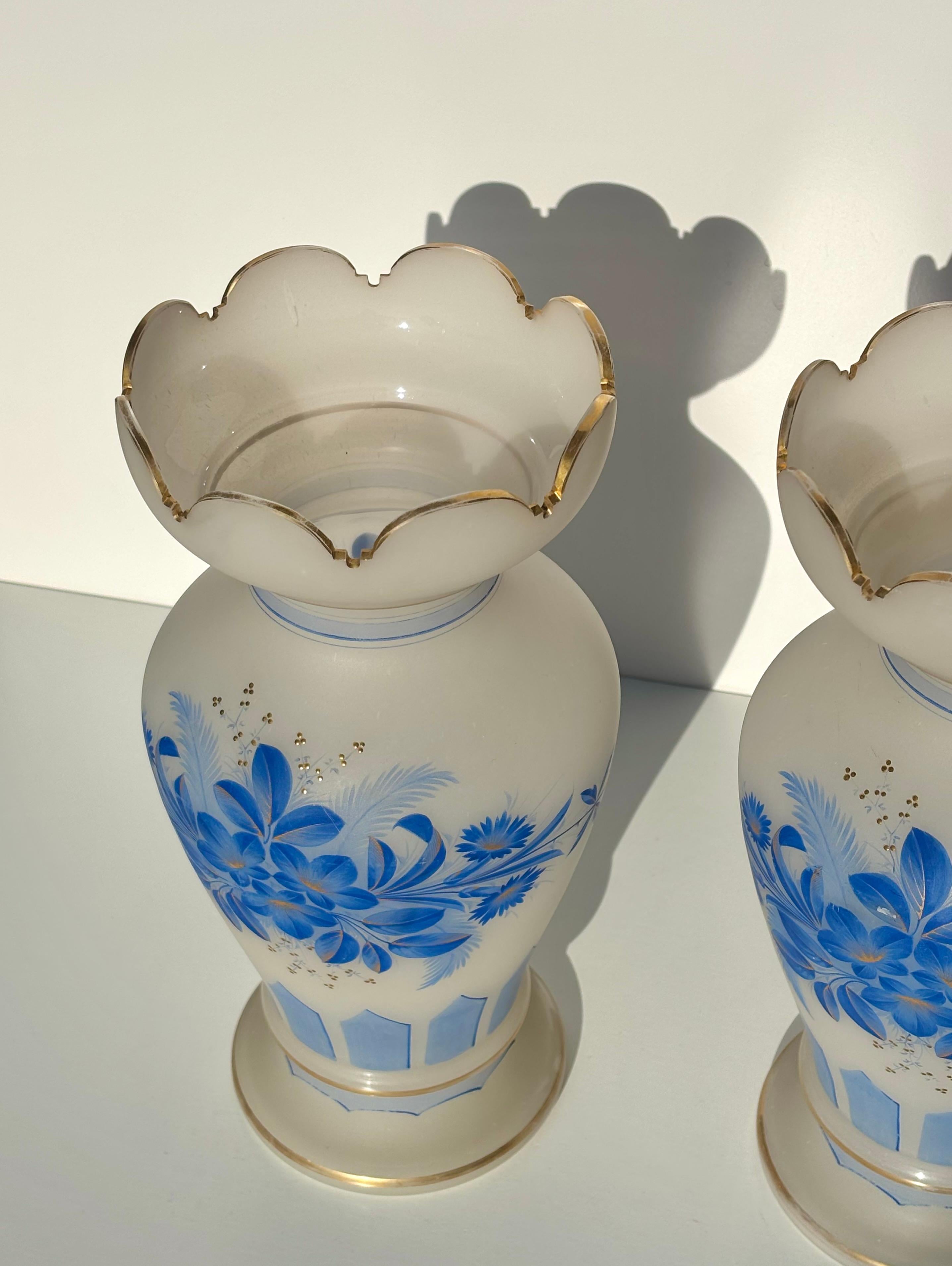 Art nouveau Vases en verre festonné à fleurs bleues, vers 1940 en vente