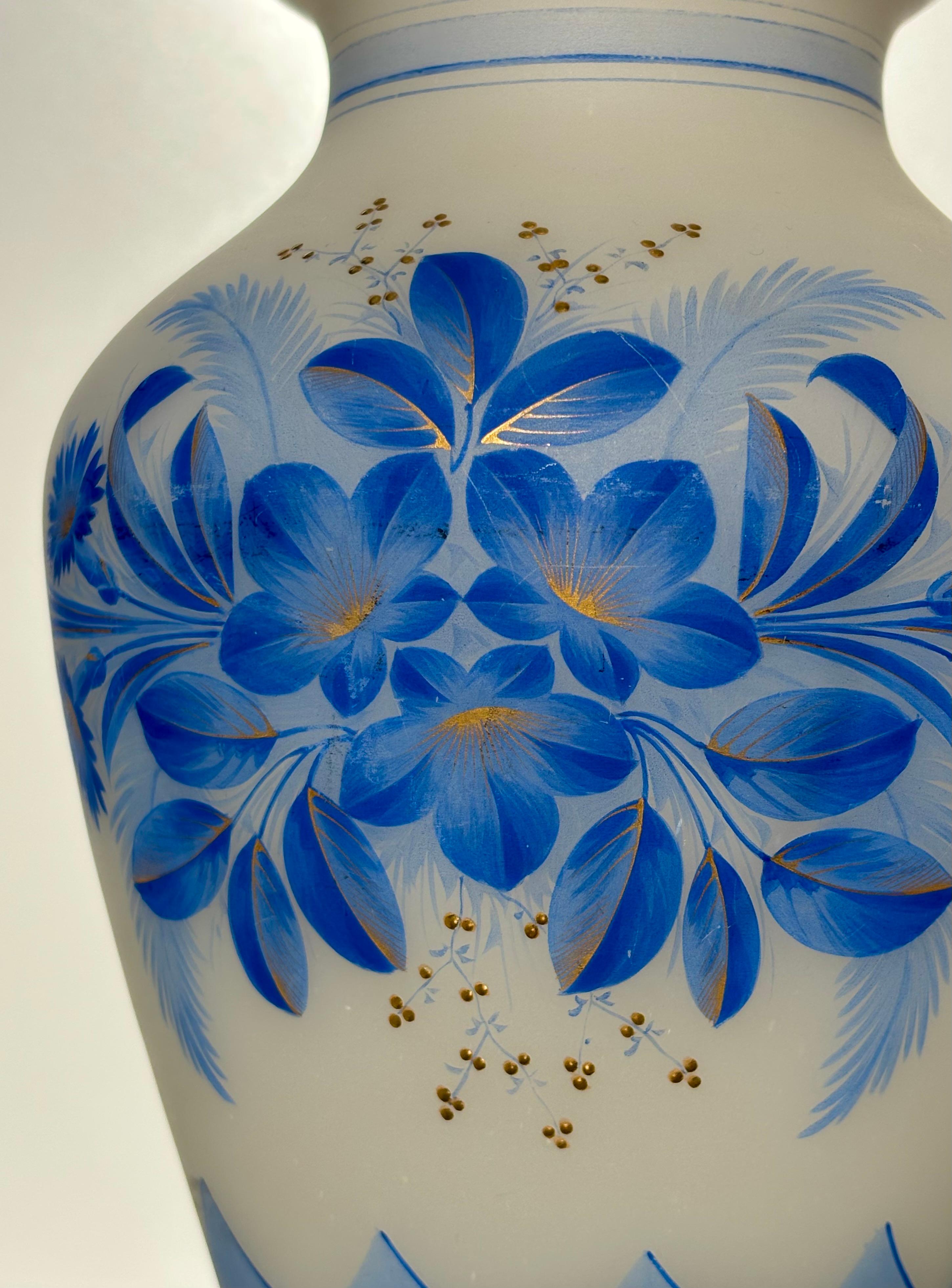 Français Vases en verre festonné à fleurs bleues, vers 1940 en vente