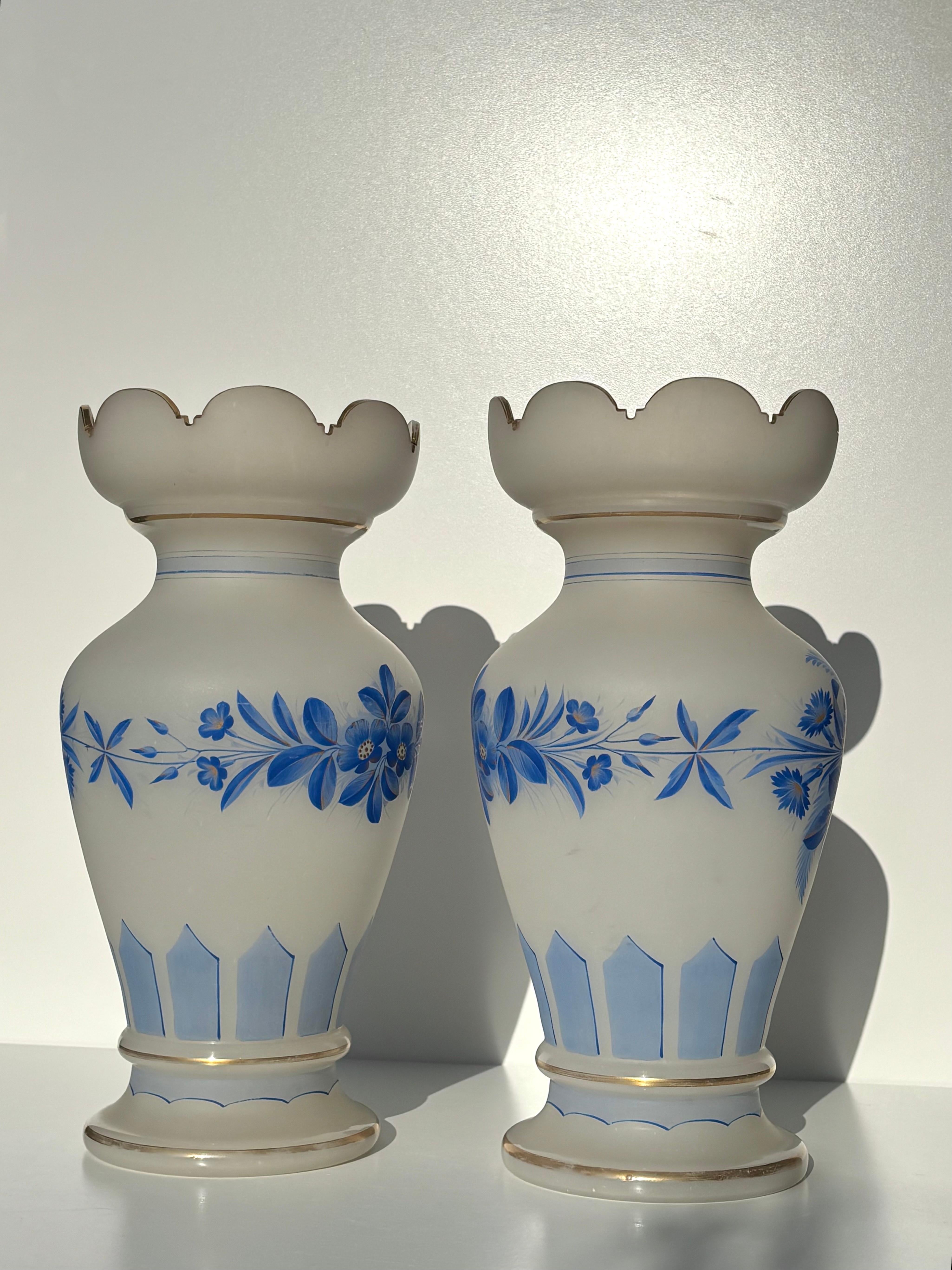 Peint à la main Vases en verre festonné à fleurs bleues, vers 1940 en vente