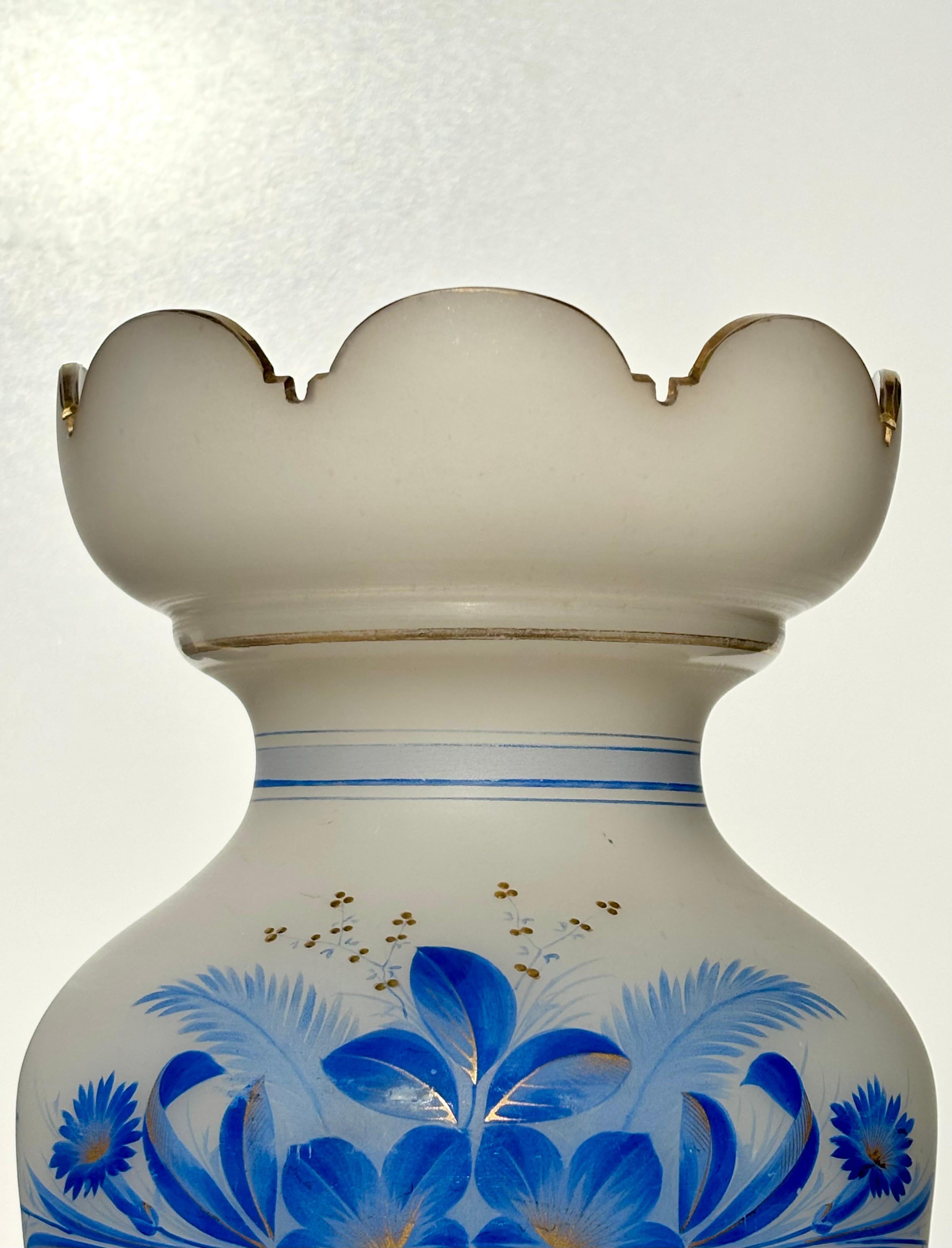 Vases en verre festonné à fleurs bleues, vers 1940 Bon état - En vente à Copenhagen, DK