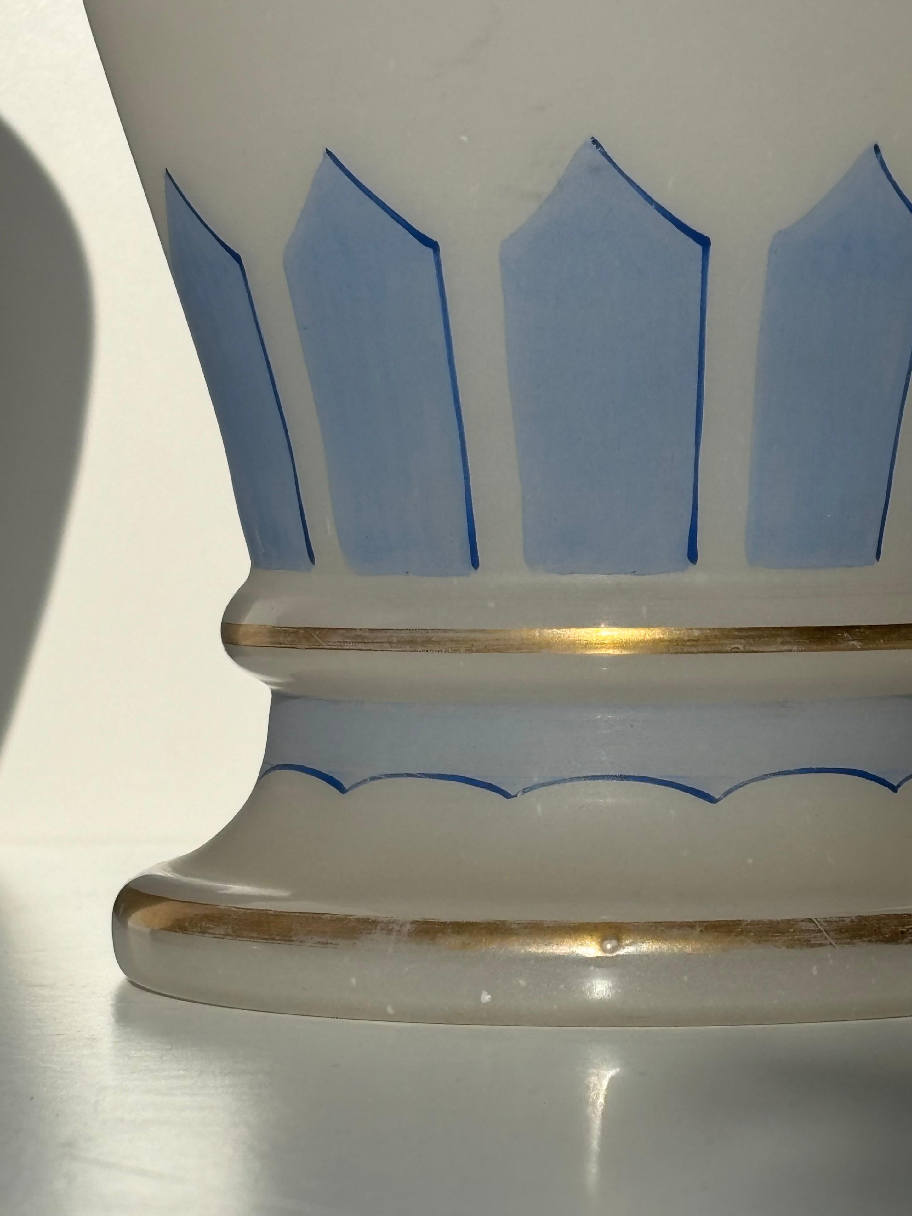 20ième siècle Vases en verre festonné à fleurs bleues, vers 1940 en vente