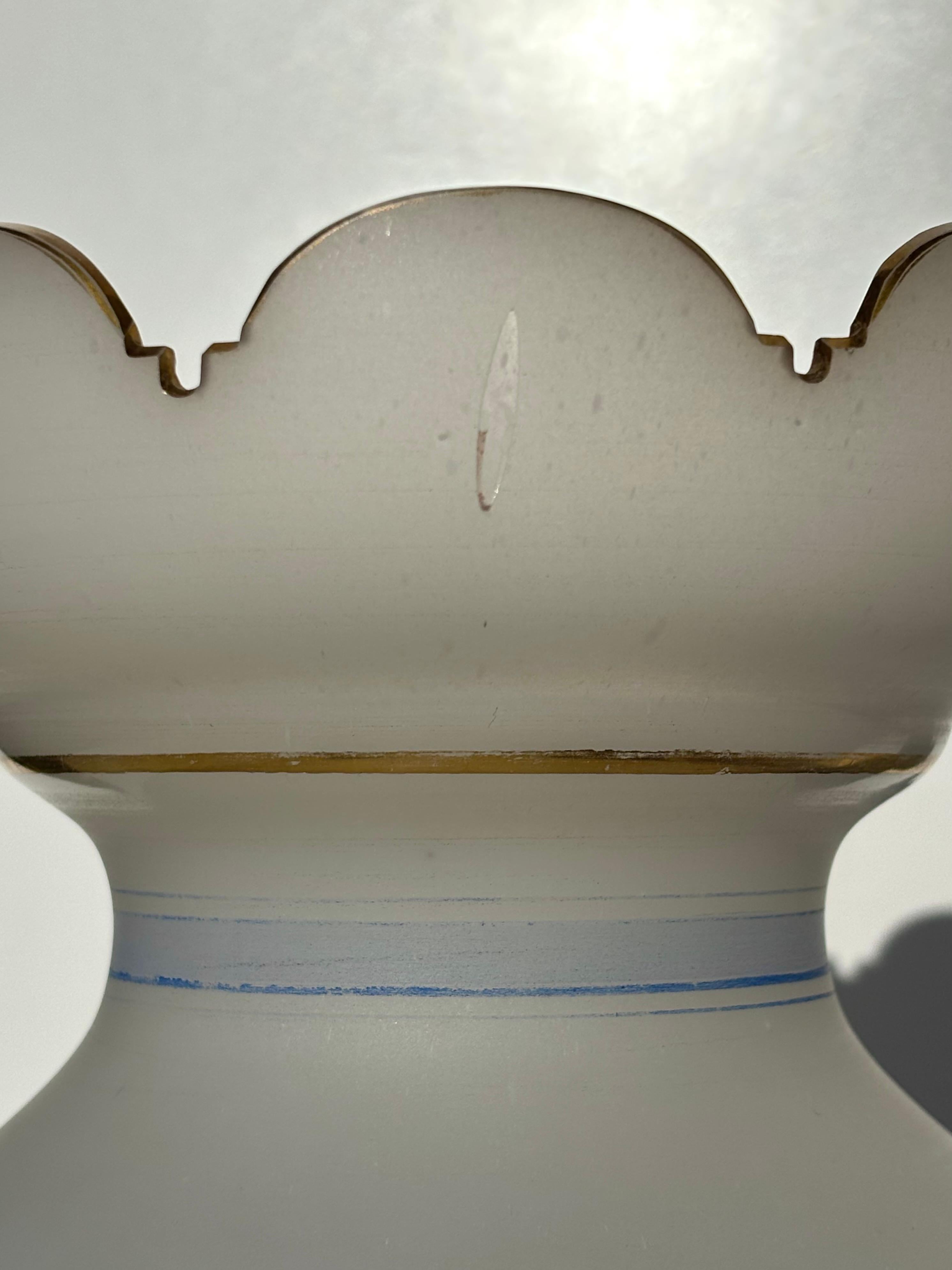 Verre Vases en verre festonné à fleurs bleues, vers 1940 en vente
