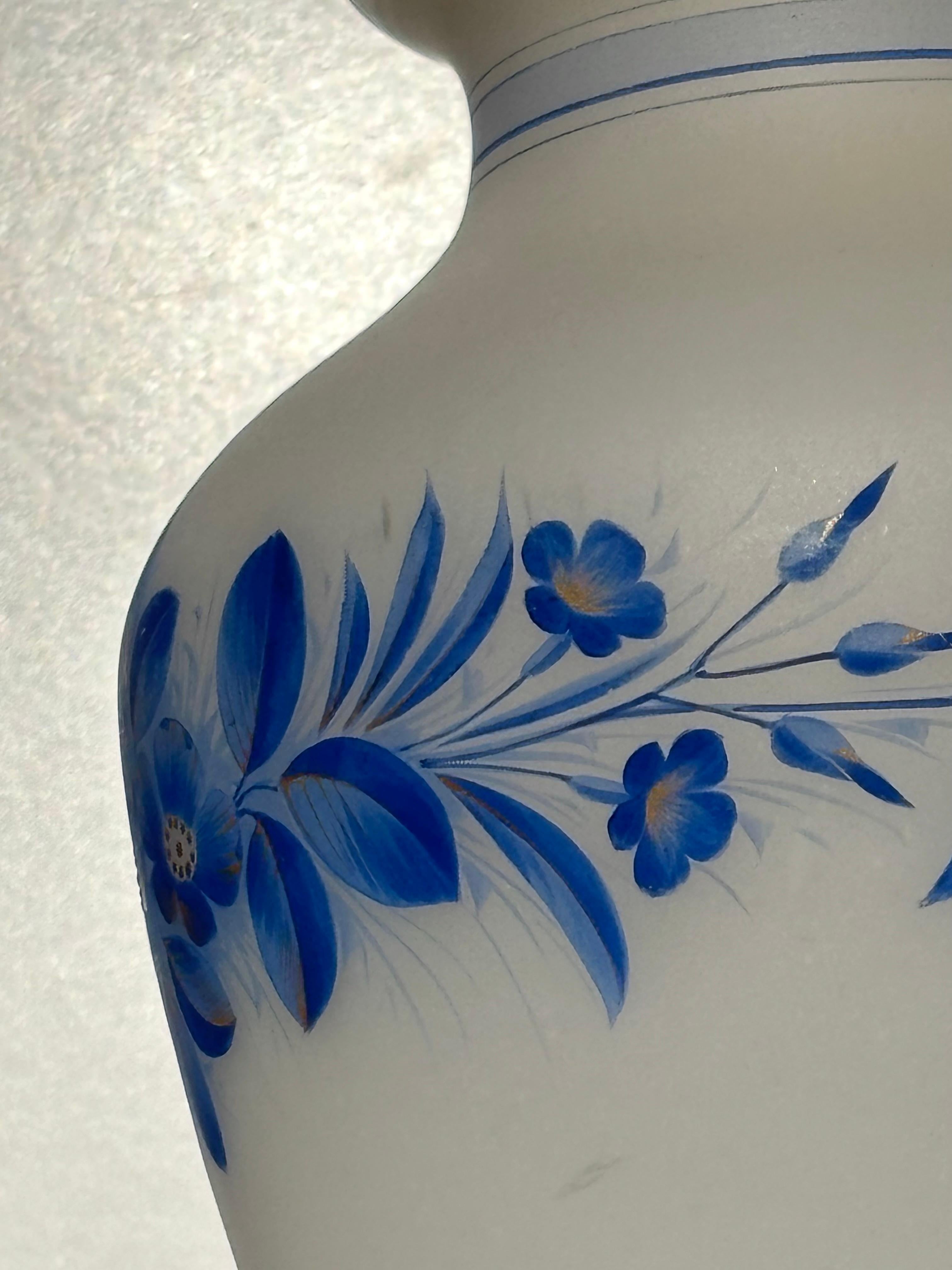 Vases en verre festonné à fleurs bleues, vers 1940 en vente 1