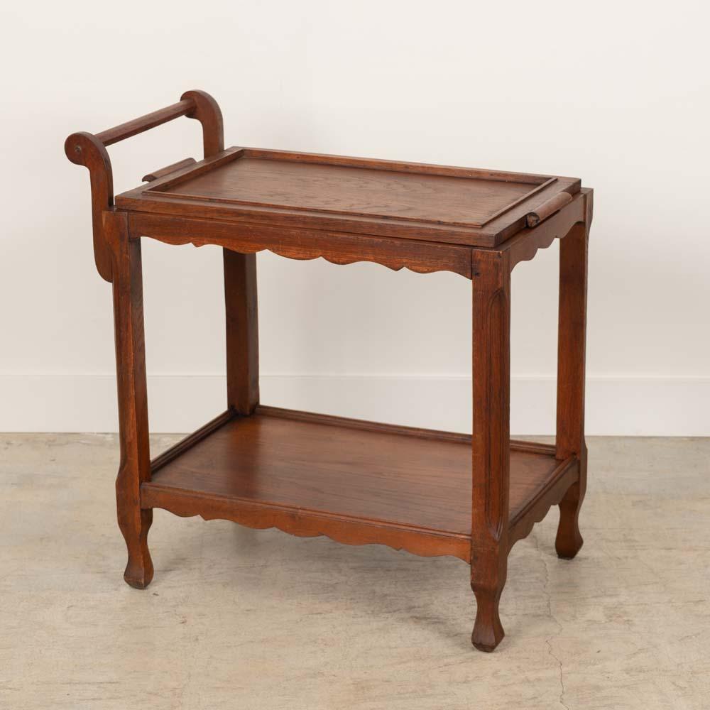 Bellissimo carrello da dessert in legno smerlato proveniente dalla Francia, anni '40. Carrello rettangolare a due piani con dettagli smerlati ondulati intagliati sui bordi dei ripiani. Maniglie in legno curvato e vassoio rimovibile. Un pezzo