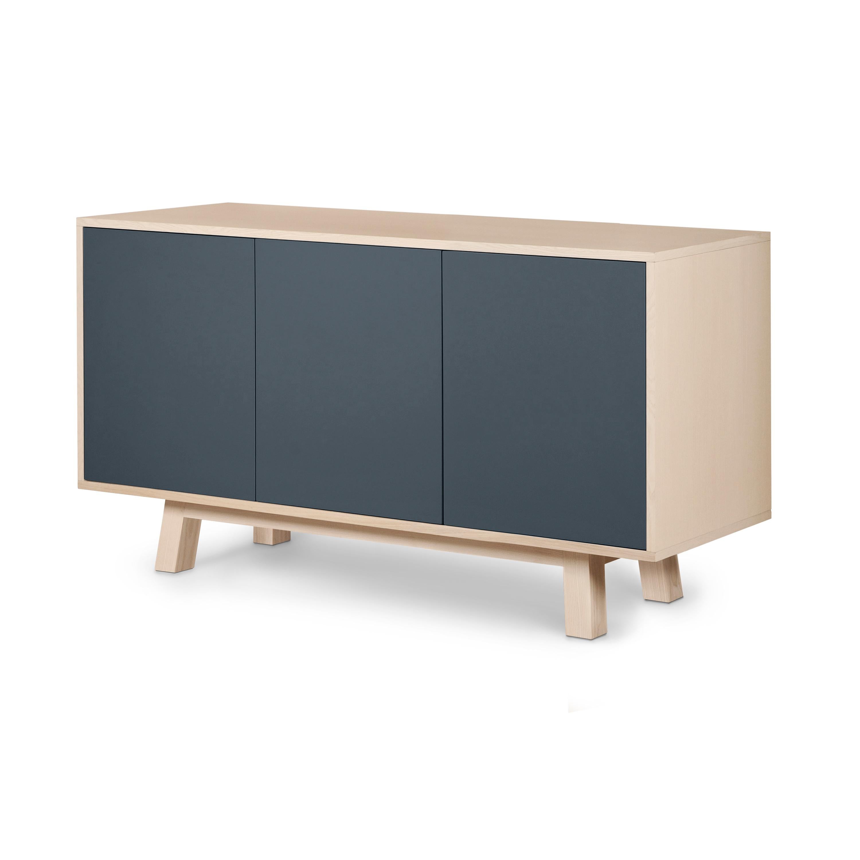 Laccato Credenza francese di design scandinavo a 3 ante blu scuro di Eric Gizard Paris in vendita