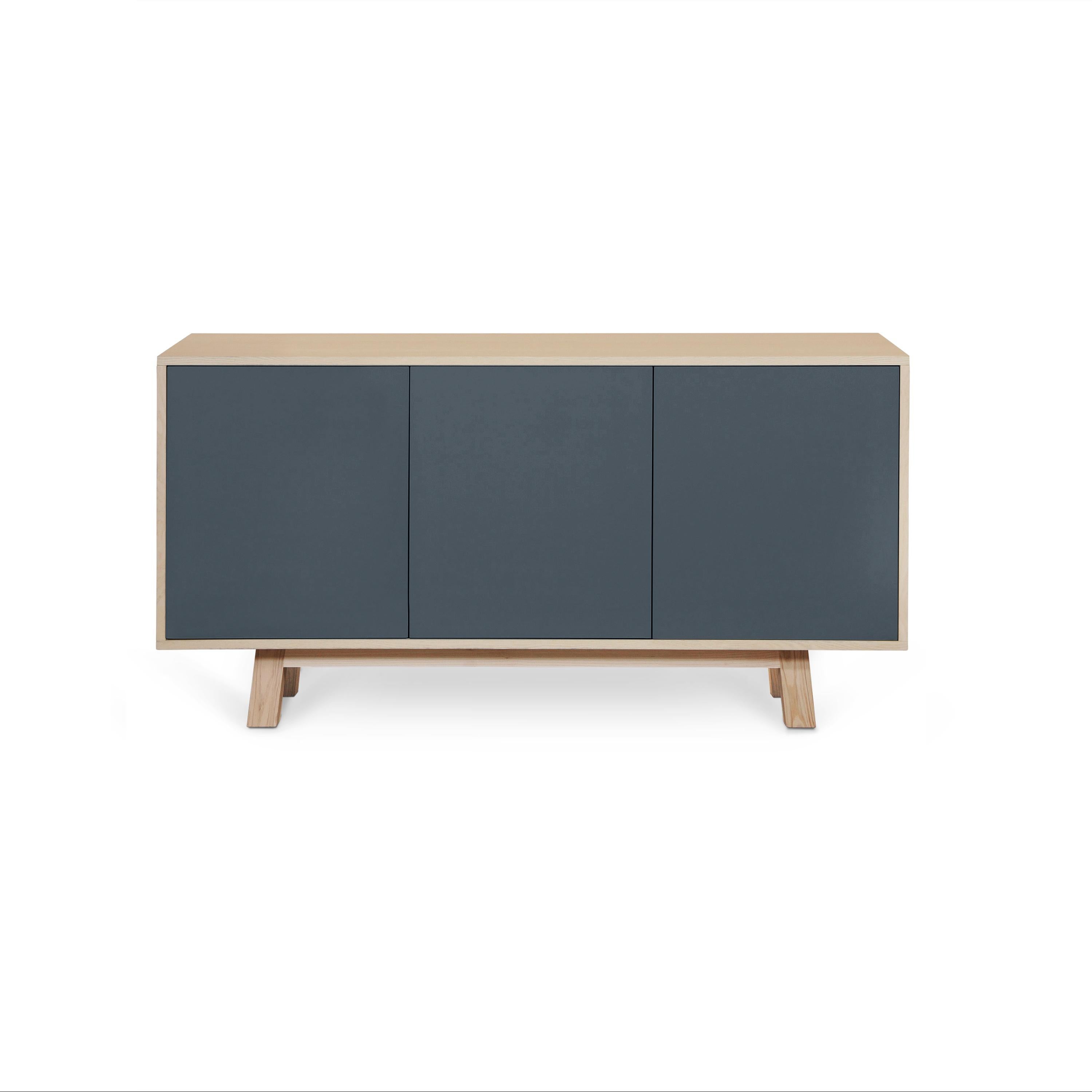 Legno Credenza francese di design scandinavo a 3 ante blu scuro di Eric Gizard Paris in vendita