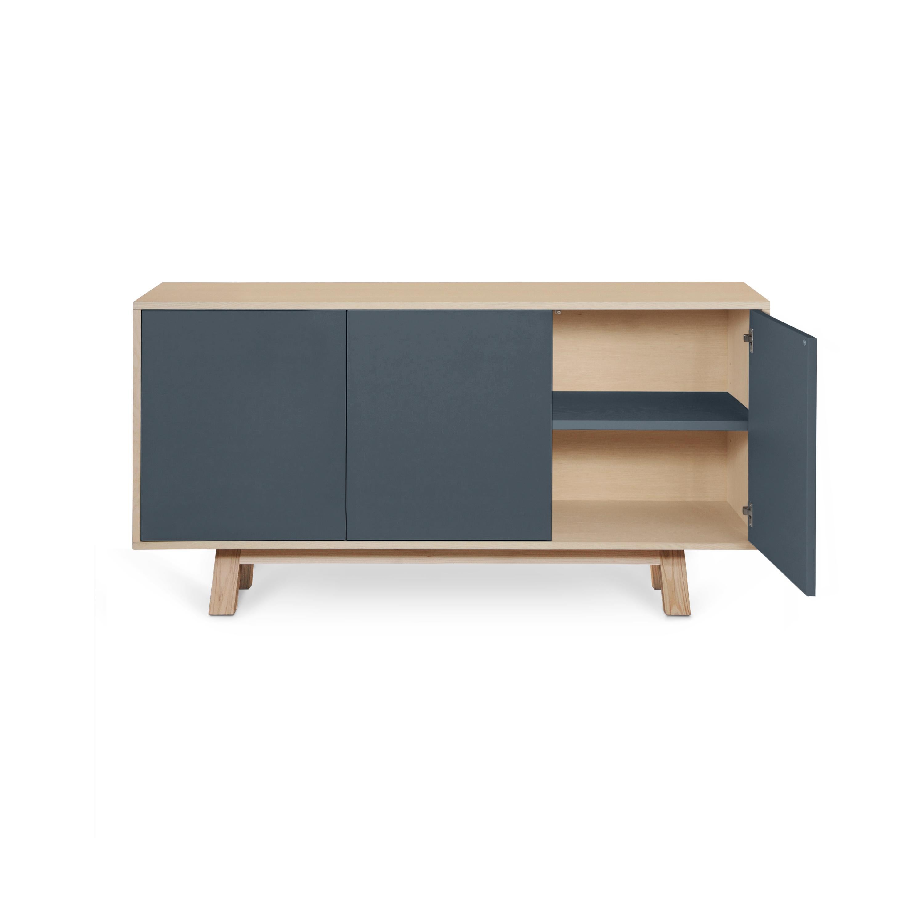 Credenza francese di design scandinavo a 3 ante blu scuro di Eric Gizard Paris in vendita 1