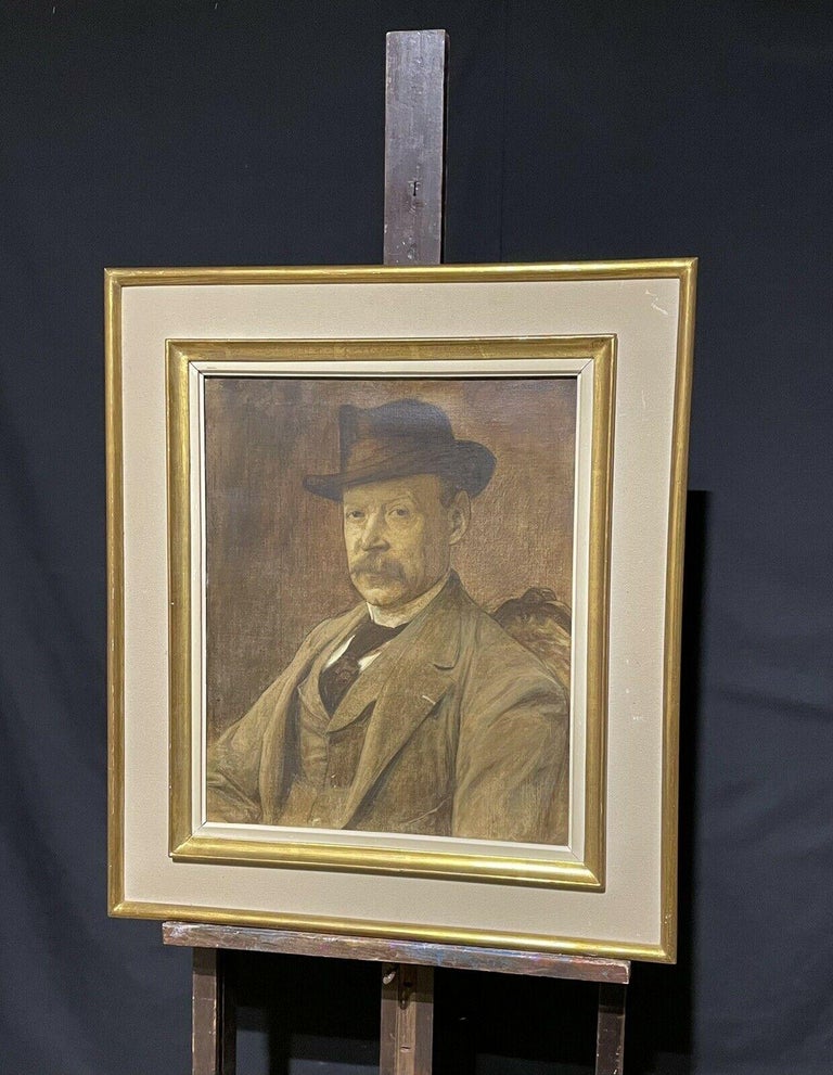 ANTIQUE FRENCH IMPRESSIONIST OIL PAINTING - PORTRAIT OF SEATED MAN IN HAT - Brown Portrait Painting by French School
