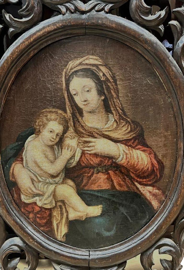 Belle peinture à l'huile française du 19ème siècle, Madonna & Child, cadre en bois sculpté à volutes - Painting de French School 