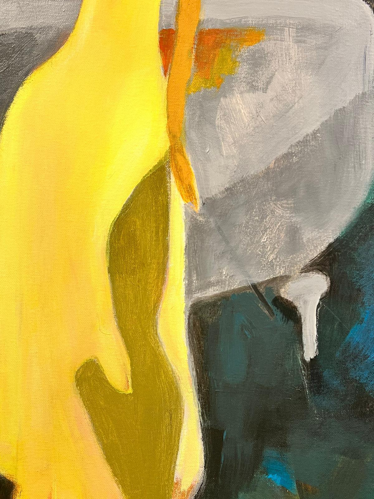 Grande quadro modernista francese Ragazza in abito giallo accanto a un pianoforte a coda - Painting Moderno di French School 