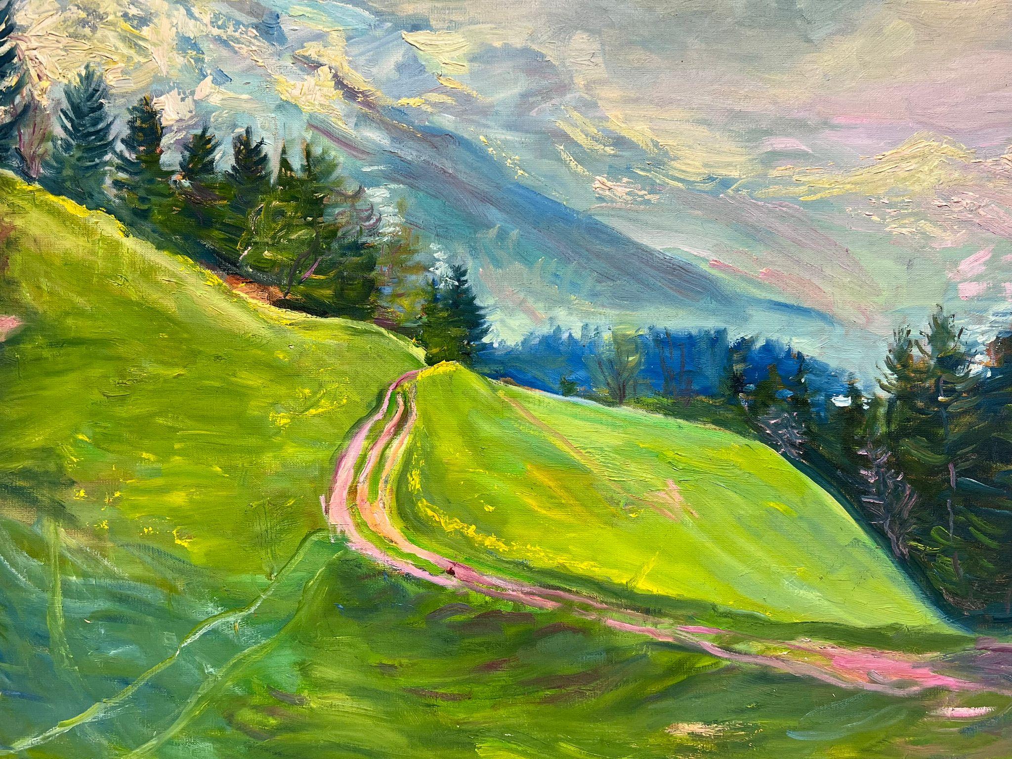 Óleo francés de los años 50 Paisaje alpino de montaña Exuberantes campos verdes Colinas cubiertas de nieve - Painting Impresionista de French School