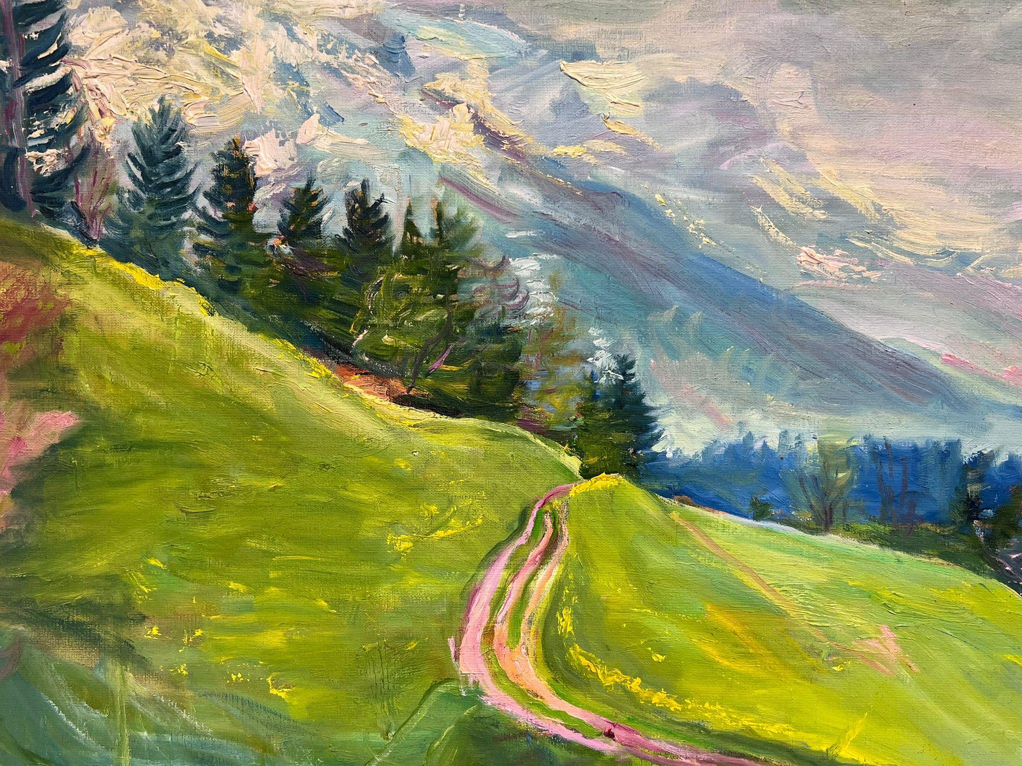 Óleo francés de los años 50 Paisaje alpino de montaña Exuberantes campos verdes Colinas cubiertas de nieve - Landscape Painting Marrón de French School