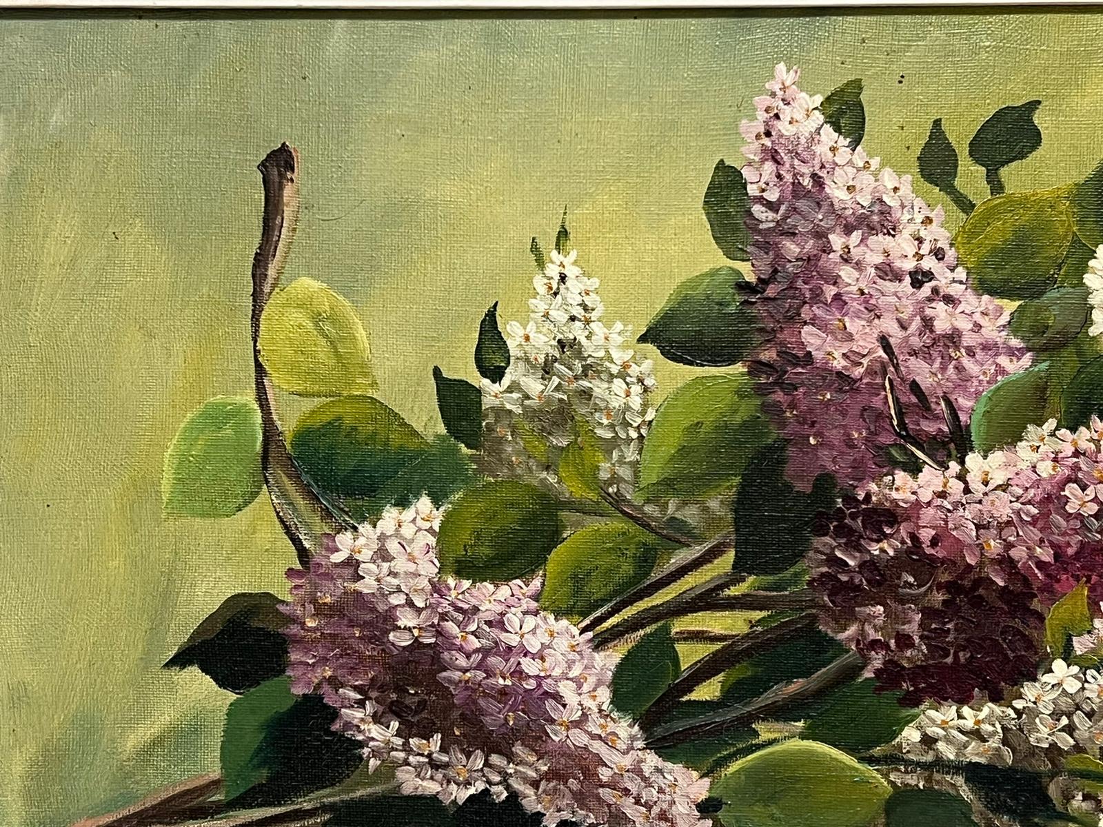 Peinture à l'huile française signée, fleurs de lilas, dans son cadre d'origine du milieu du siècle dernier - Marron Interior Painting par French School