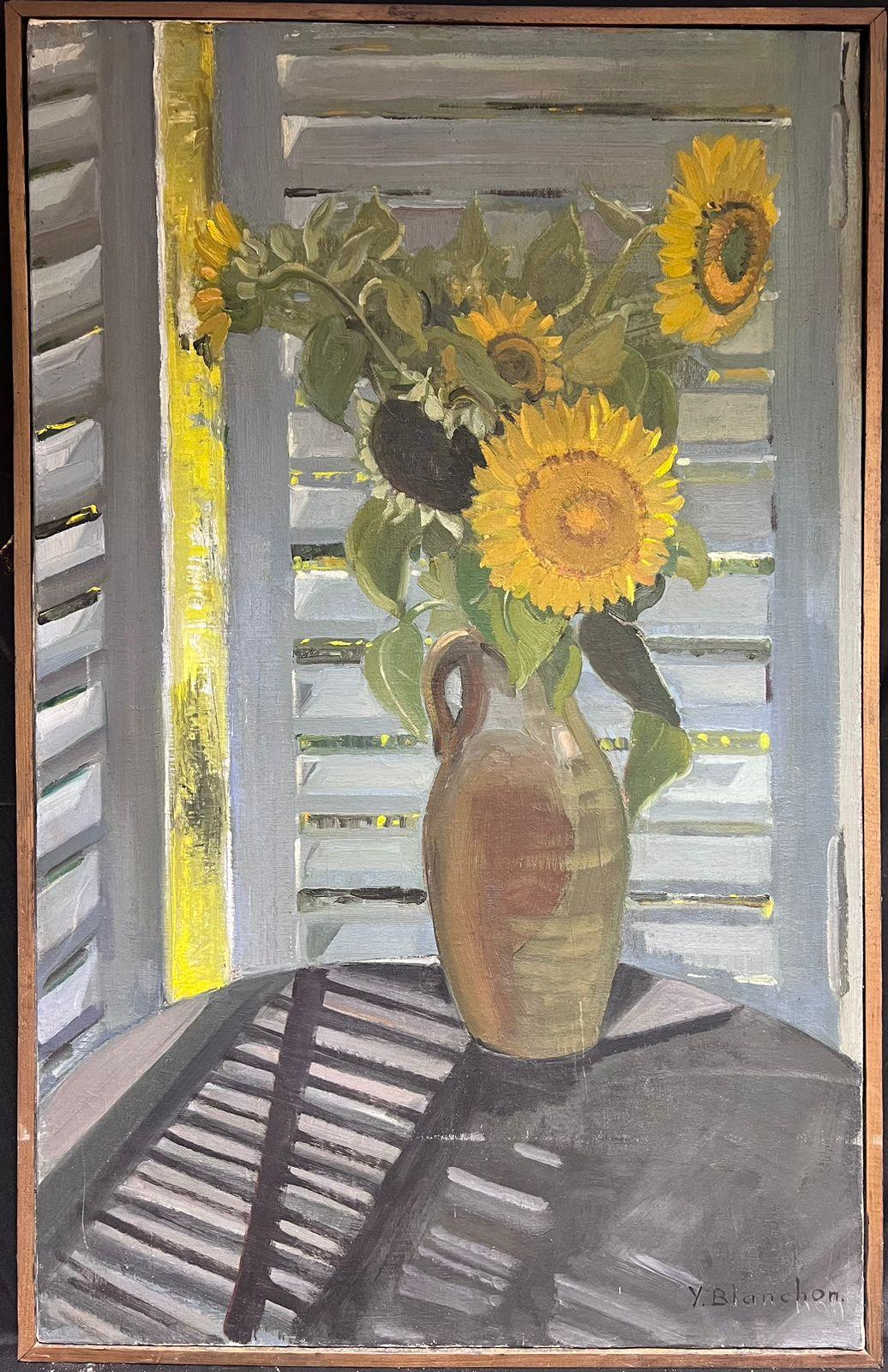 Grand vase français des années 1930, signé Sunflowers in, scène de fenêtre intérieure - Painting de French School, 1930's