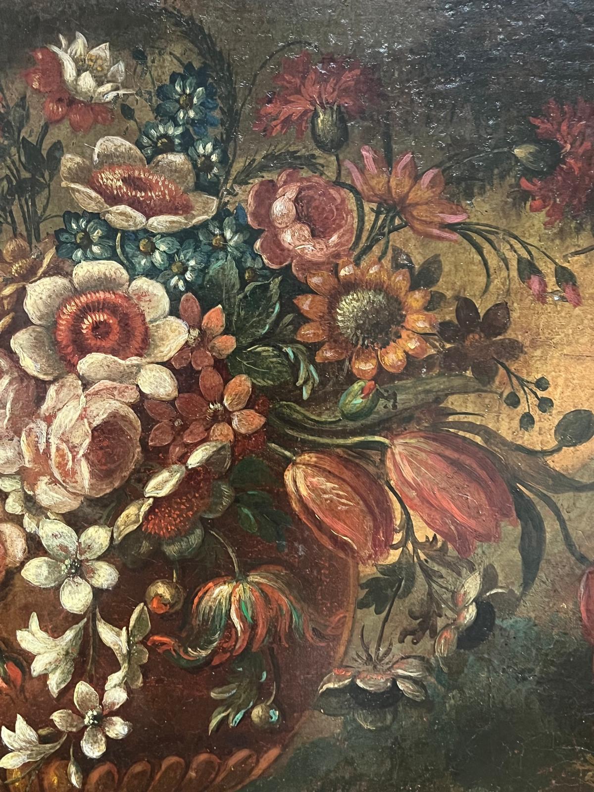 Natura morta barocca del XVIII secolo con fiori e composizione floreale in un'urna ornata in vendita 7