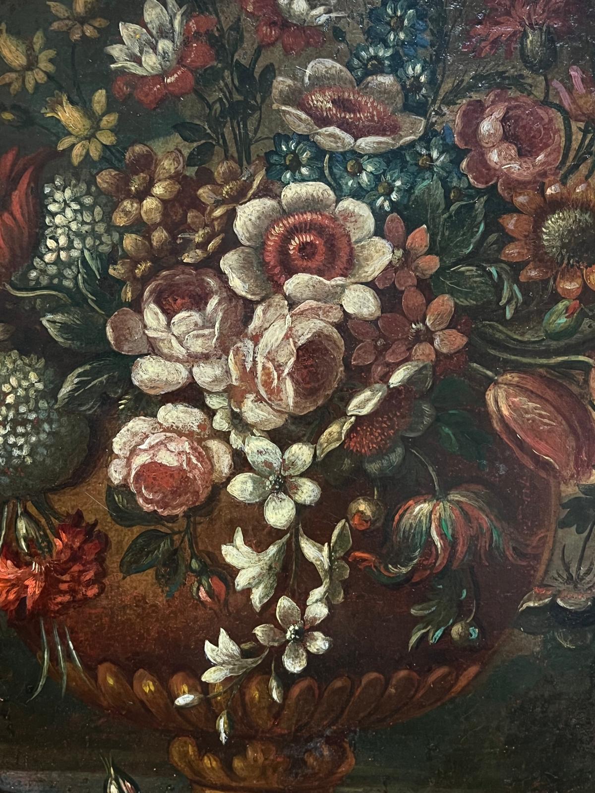 Composizione floreale elaborata 
Artista francese, 18° secolo 
olio su tela, incorniciato
Incorniciato: 27 x 34 pollici
Tela: 22 x 29 pollici
Provenienza: collezione privata, Inghilterra
Condizioni: ottime condizioni 

Questo magnifico dipinto di
