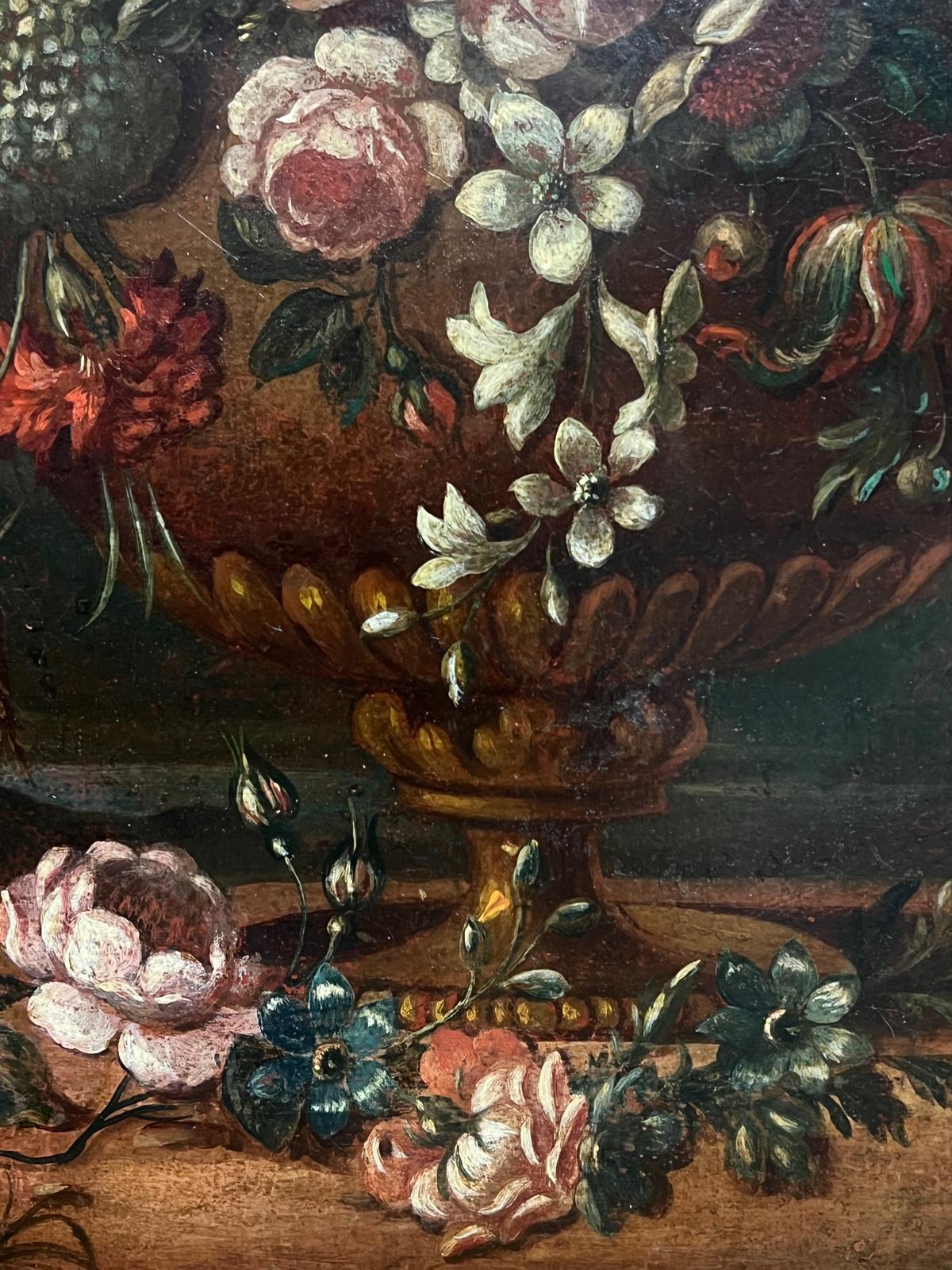 Natura morta barocca del XVIII secolo con fiori e composizione floreale in un'urna ornata in vendita 1