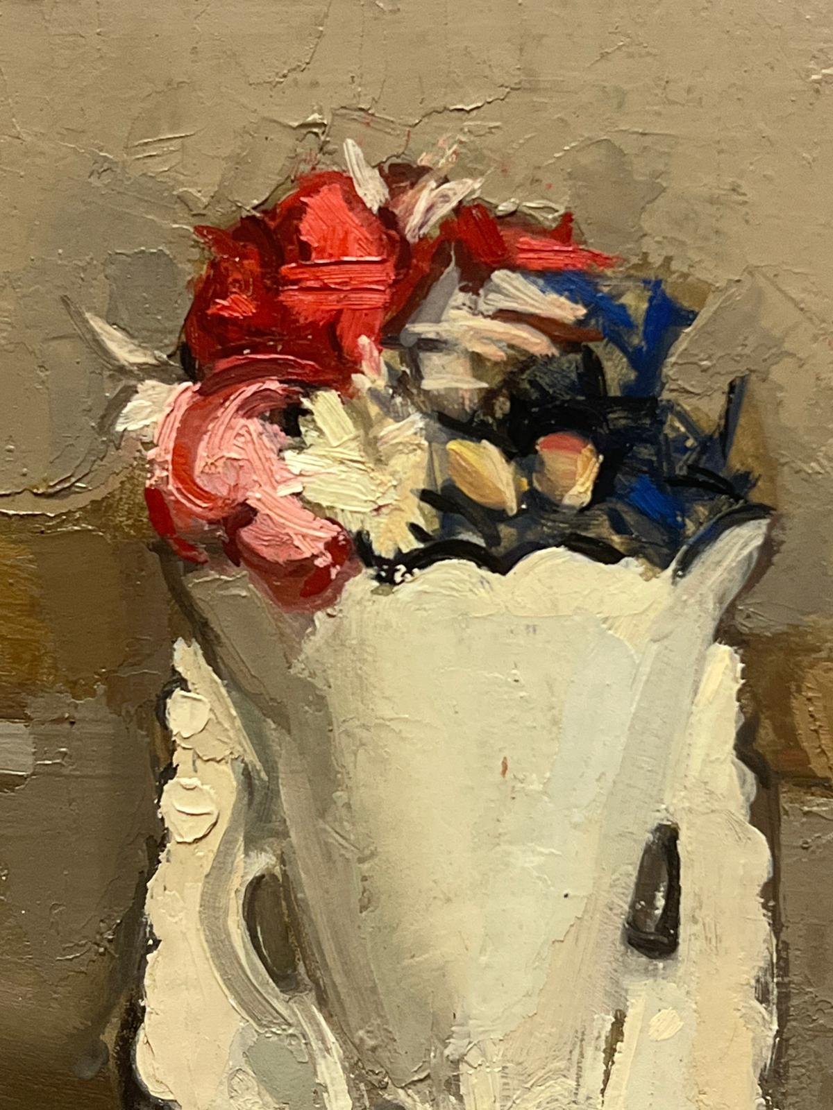 Nature morte de fleurs, vase orné, peinture à l'huile française des années 1920. - Marron Still-Life Painting par French School