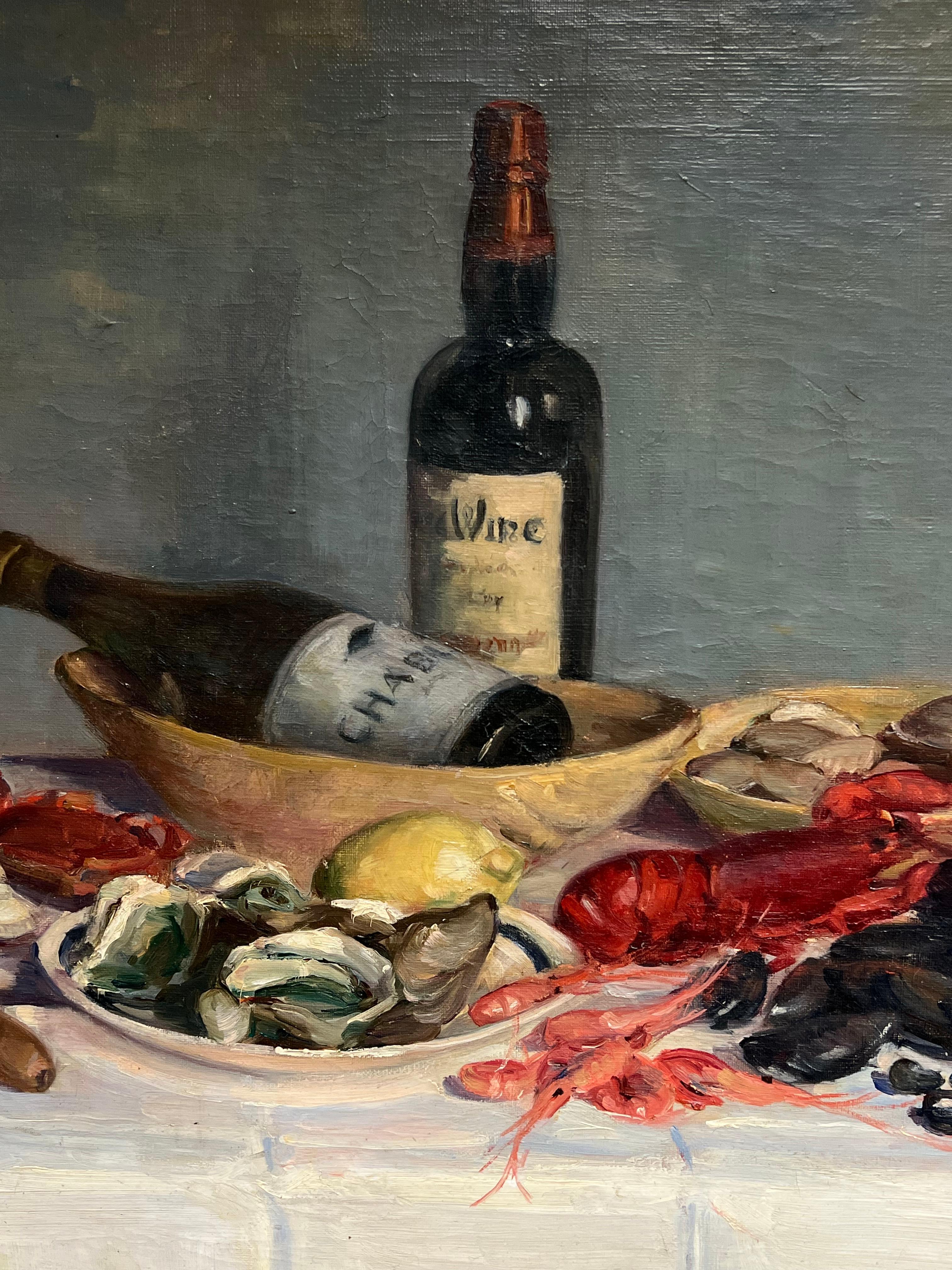 Nature morte à l'huile signée des années 1930 - Souper de poisson et bouteille de vin - Plateau de table - Gris Interior Painting par French School