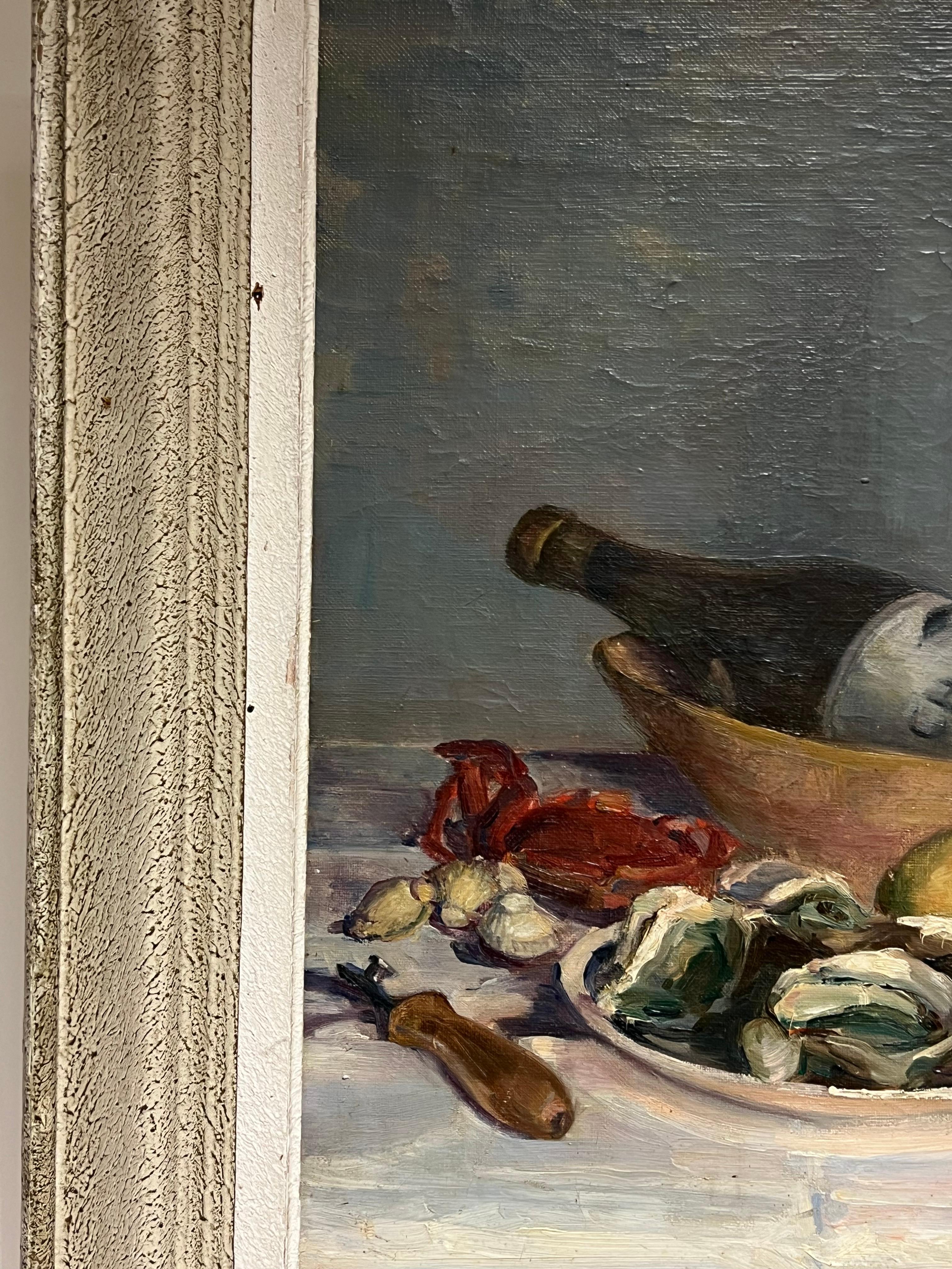 Nature morte à l'huile signée des années 1930 - Souper de poisson et bouteille de vin - Plateau de table en vente 4