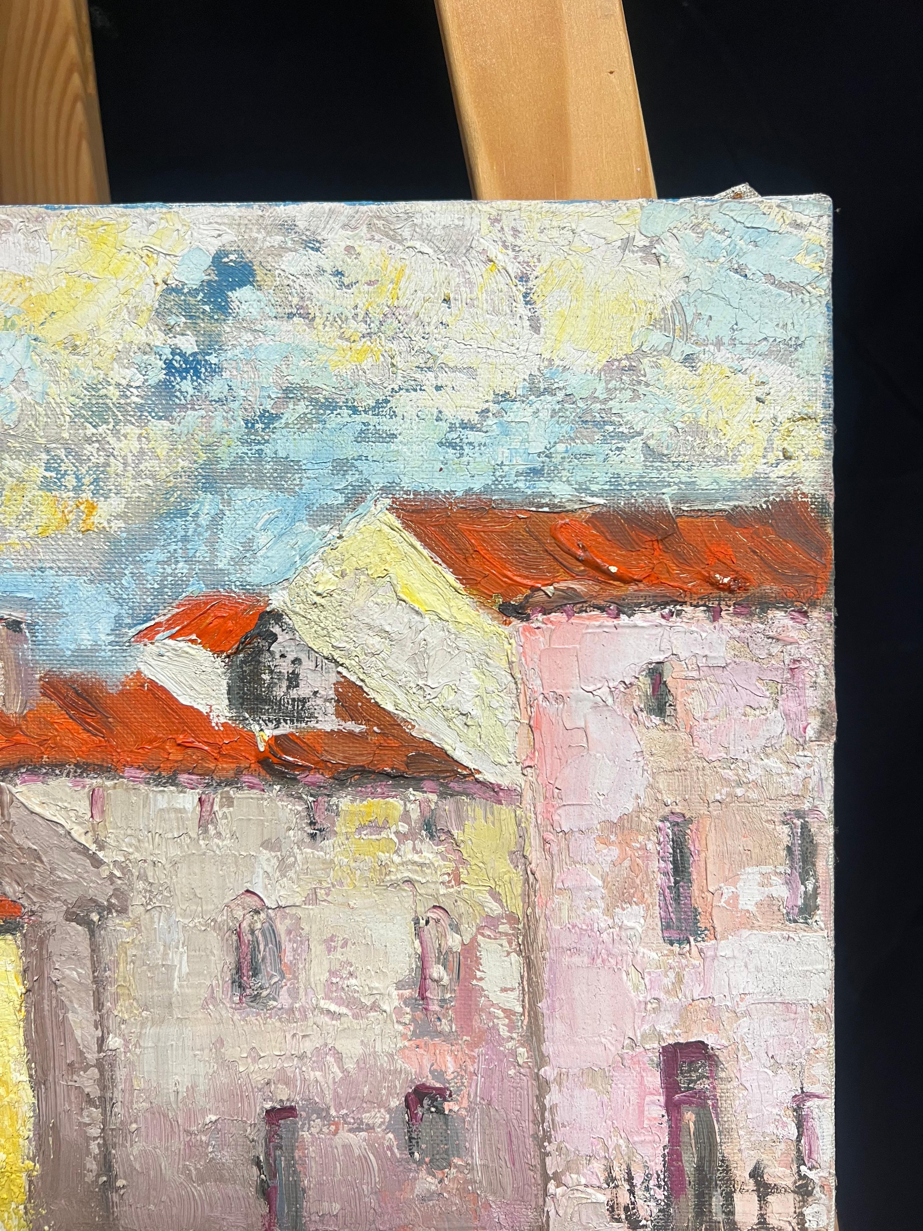 Pittura a olio anni '70 di Townes francese con figure su un vecchio ponte di pietra - Landscape Painting Beige di French School