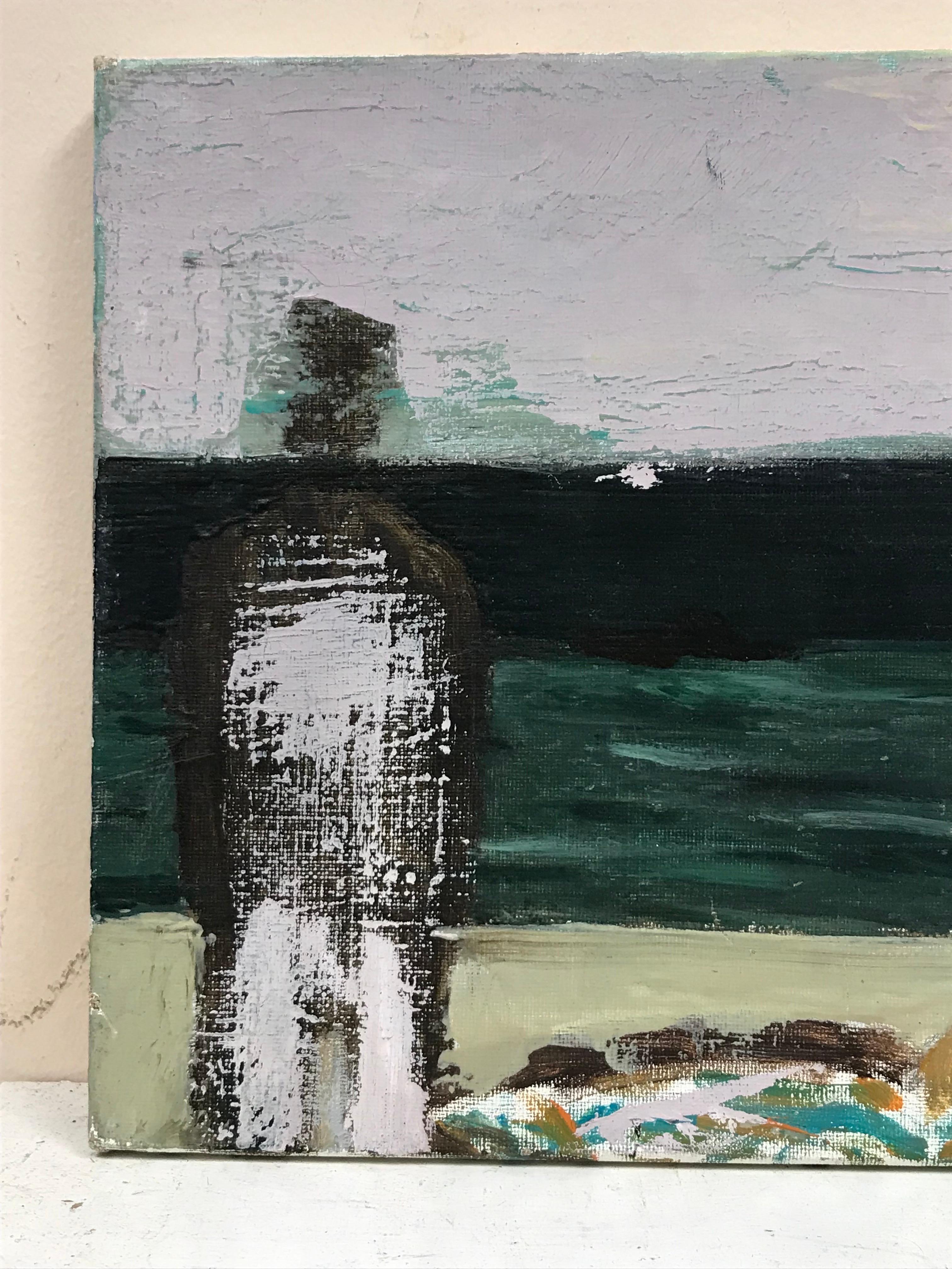 Olio modernista francese del XX secolo Due figure sulla spiaggia con mare e molo - Figurative Painting Grigio di French School