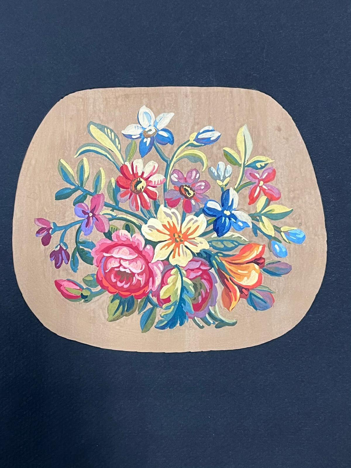Charmanter Blumenstrauß mit leuchtenden Blütenblättern in einer kompakten ovalen Komposition – Painting von French School