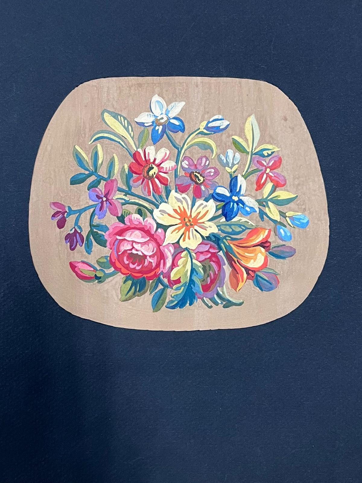 Charmanter Blumenstrauß mit leuchtenden Blütenblättern in einer kompakten ovalen Komposition (Moderne), Painting, von French School