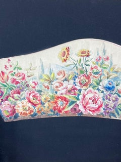 Magnifique ensemble floral avec fleurs évasées dans une composition en forme d'éventail