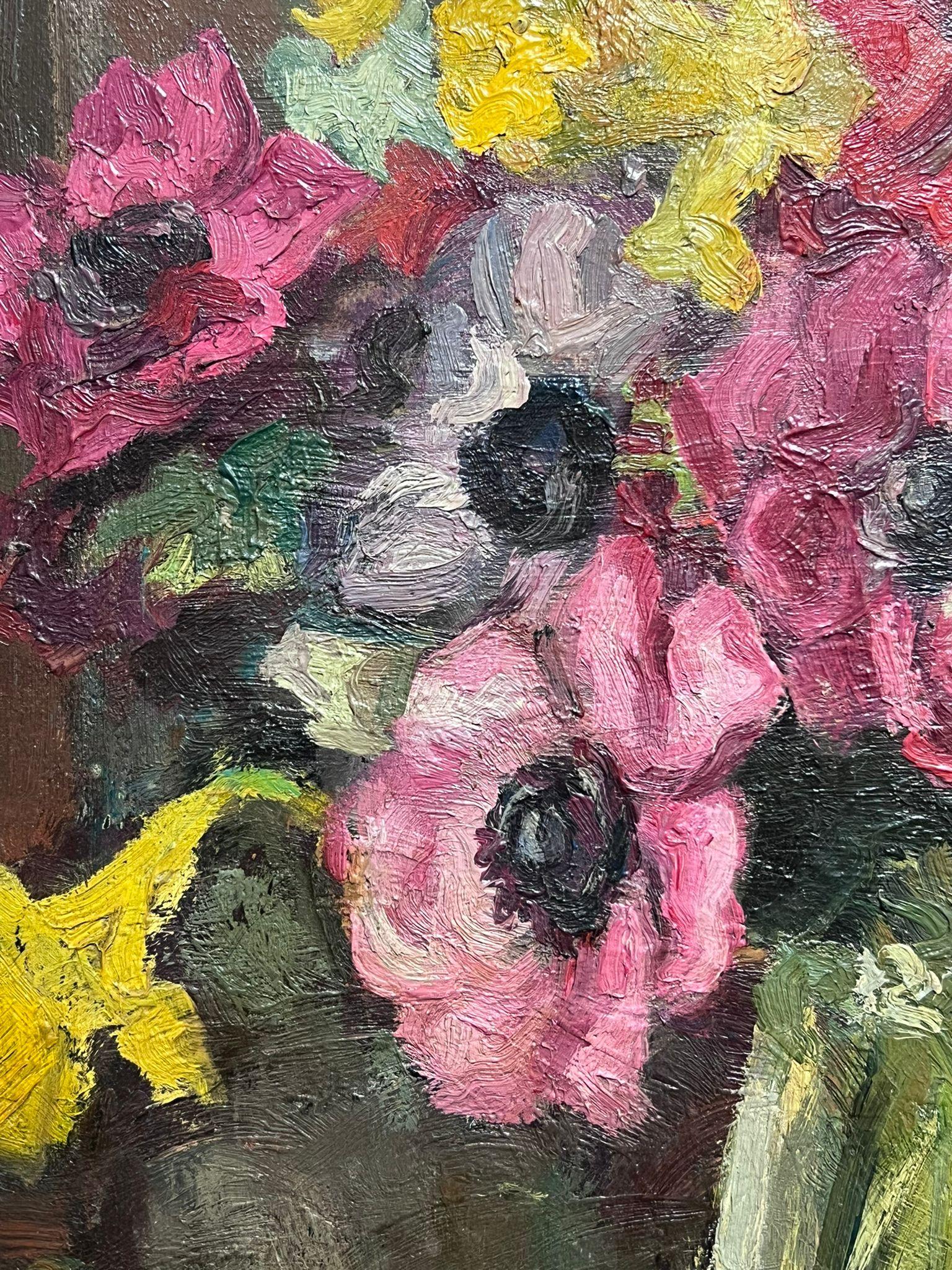 Natura morta floreale di anemoni luminosi in vaso di vetro Pittura ad olio della metà del XX secolo - Still-Life Painting Marrone di French School